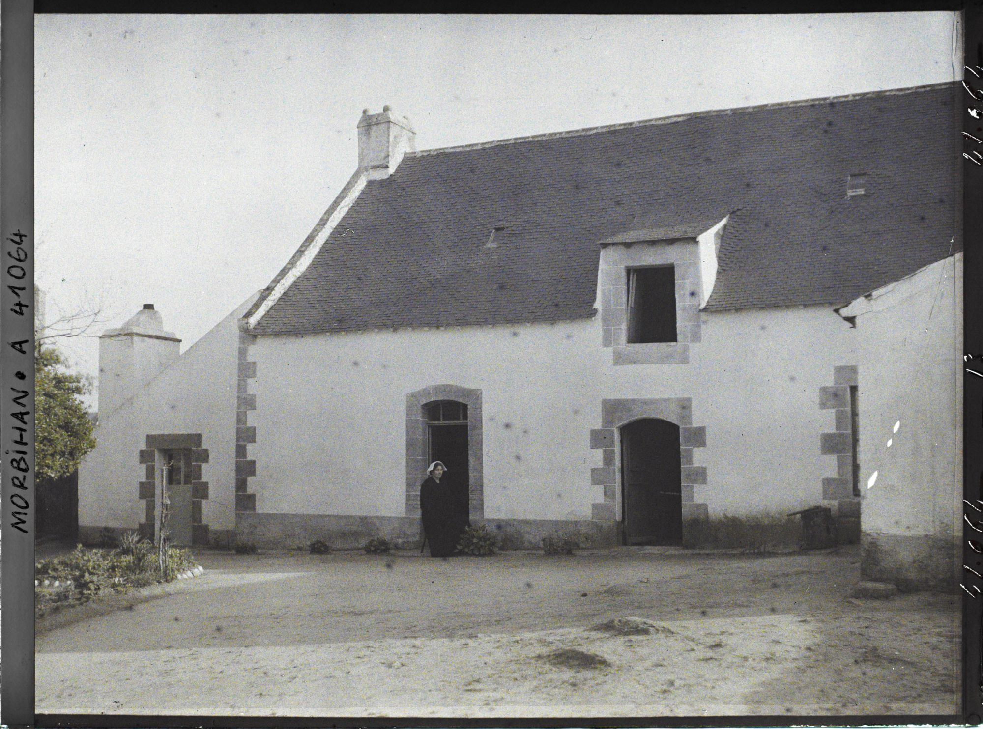 Image représentant Madame Rozo devant sa maison à Port-Navalo