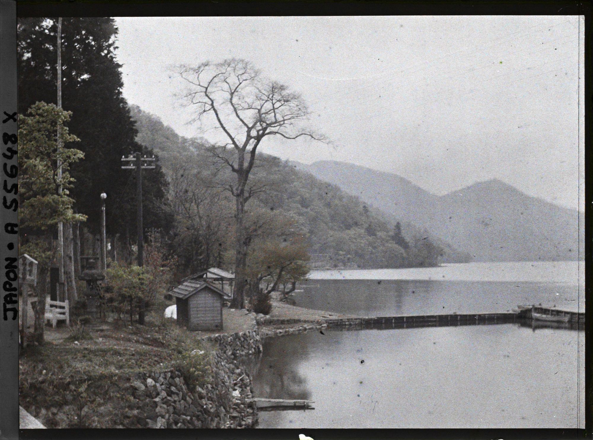 Image représentant Les bords du lac Chuzenji pris depuis le pont Ojiri