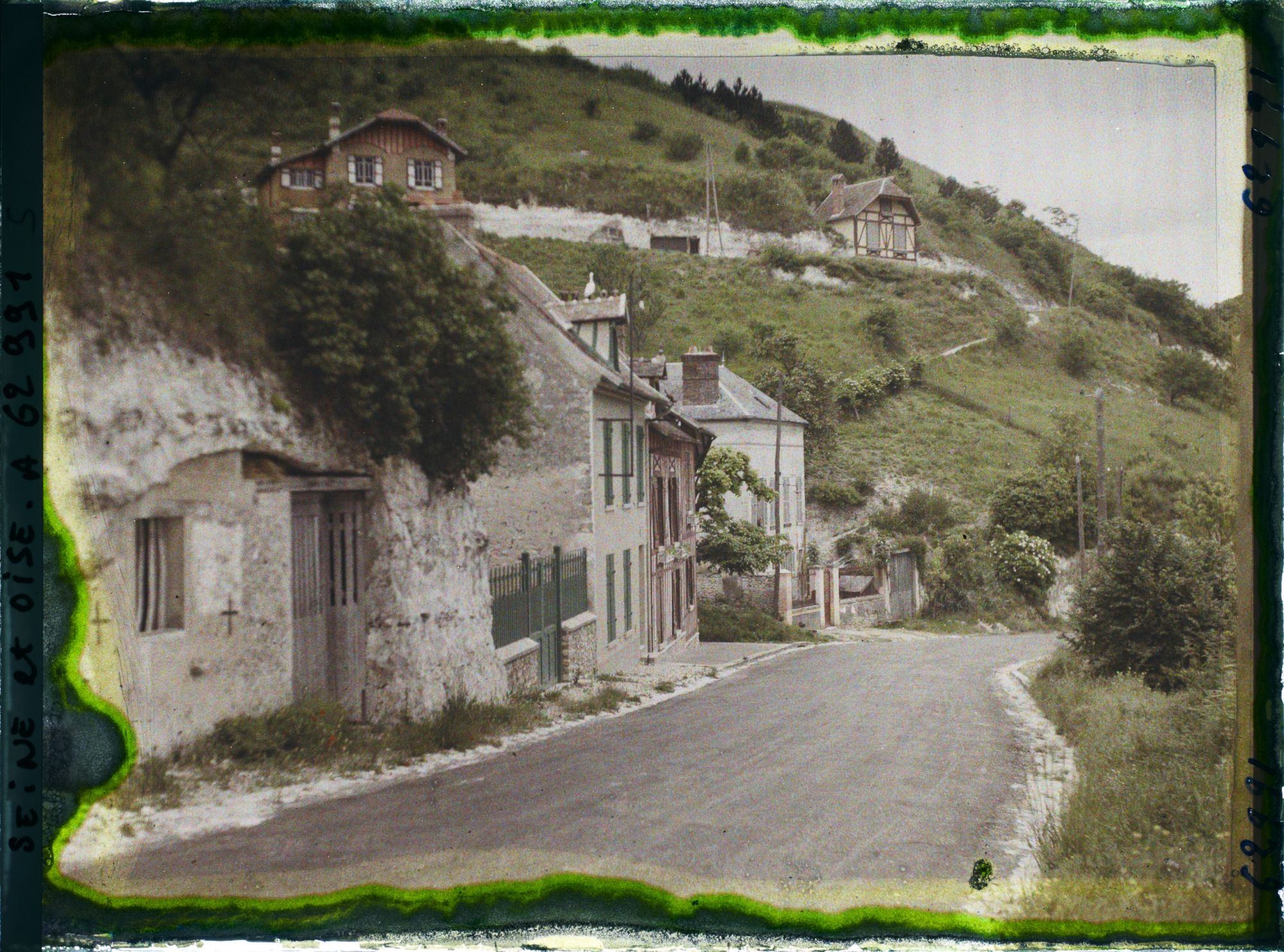 Image représentant Ile de France, La Roche-Guyon, Habitations troglodytiques abandonnées et maisons modernes
