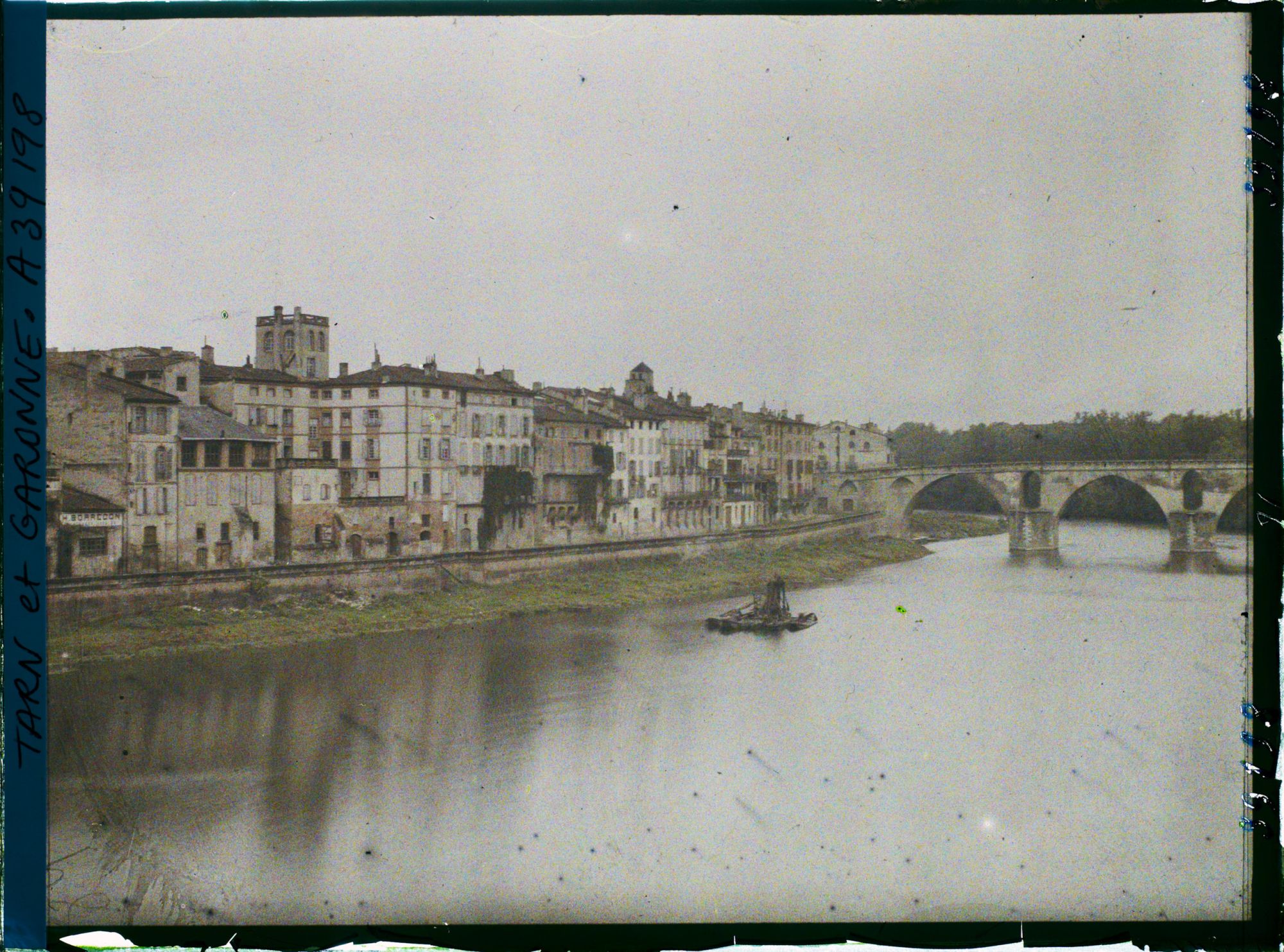 Image représentant Les bords du Tarn et le pont Vieux (ou ancien pont)