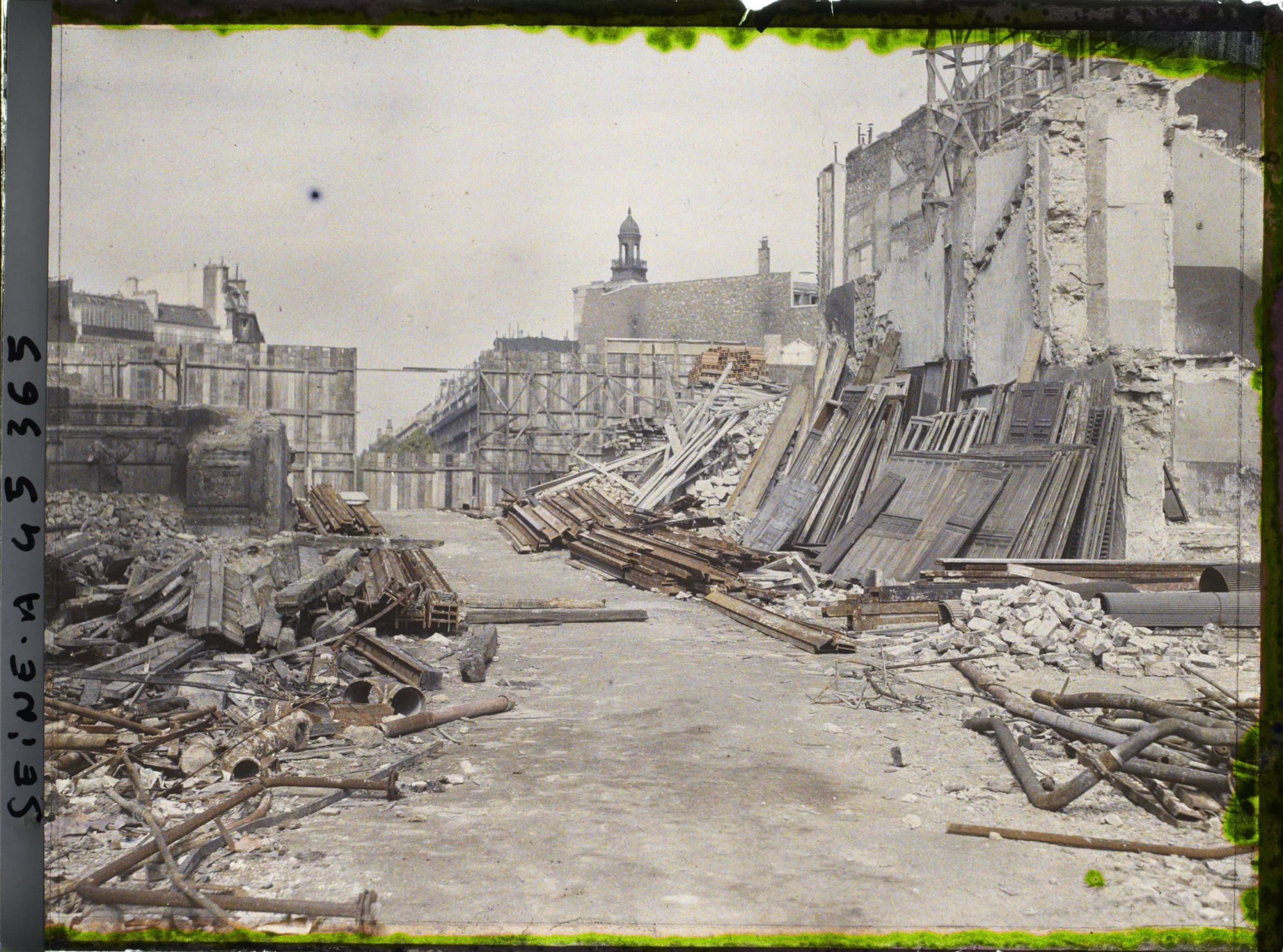 Image représentant Les démolitions du boulevard Haussmann, prises depuis la rue Le Peletier