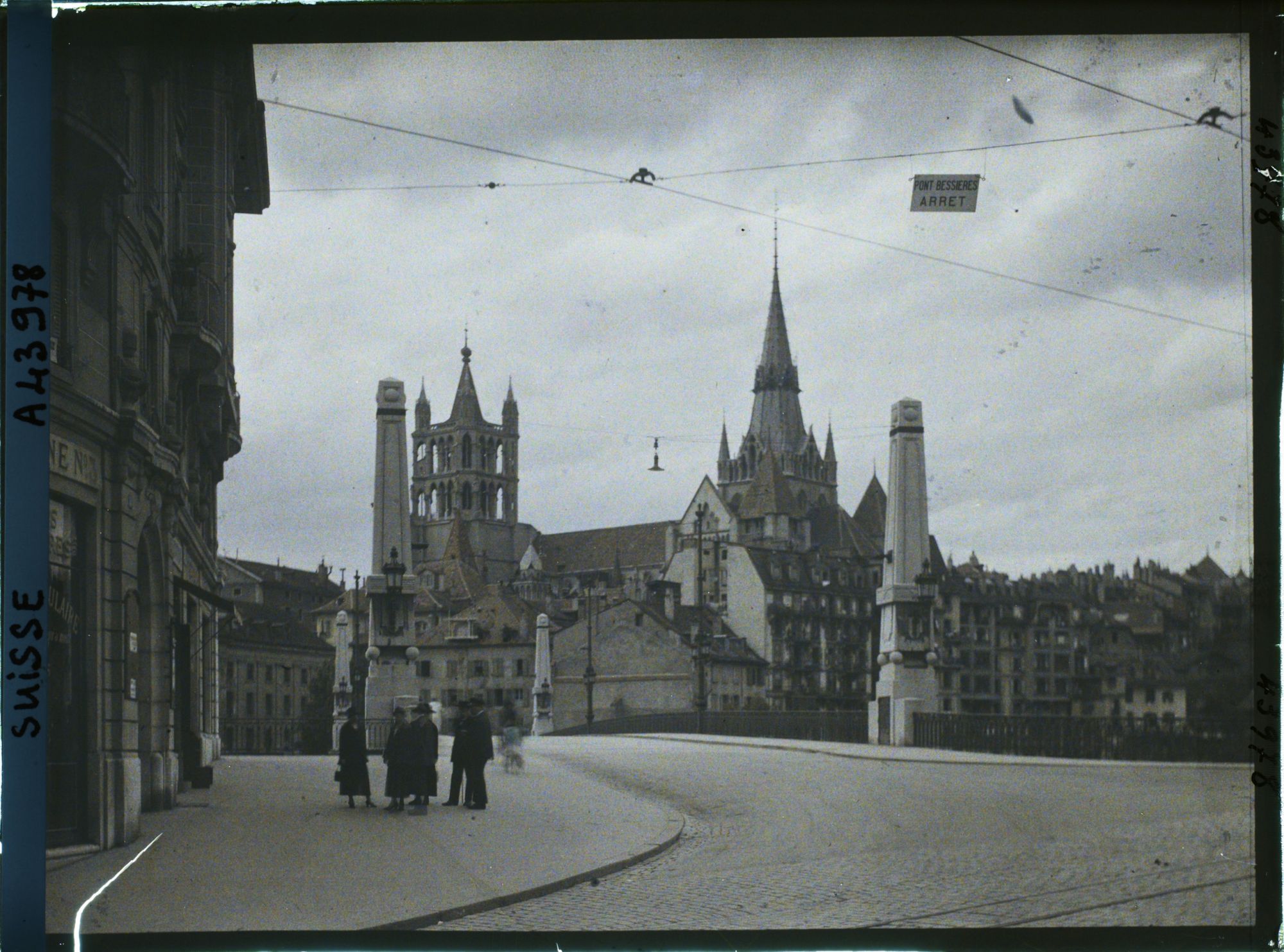 Image représentant La cathédrale Notre-Dame de Lausanne et le pont Bessières depuis la rue Caroline