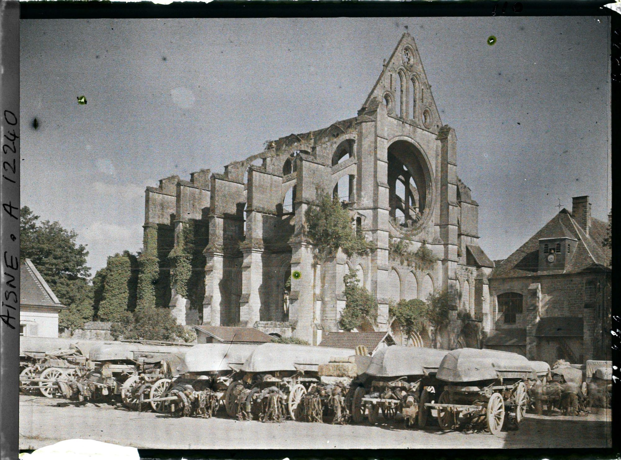Image représentant Le 10e génie au repos devant l'ancienne église abbatiale