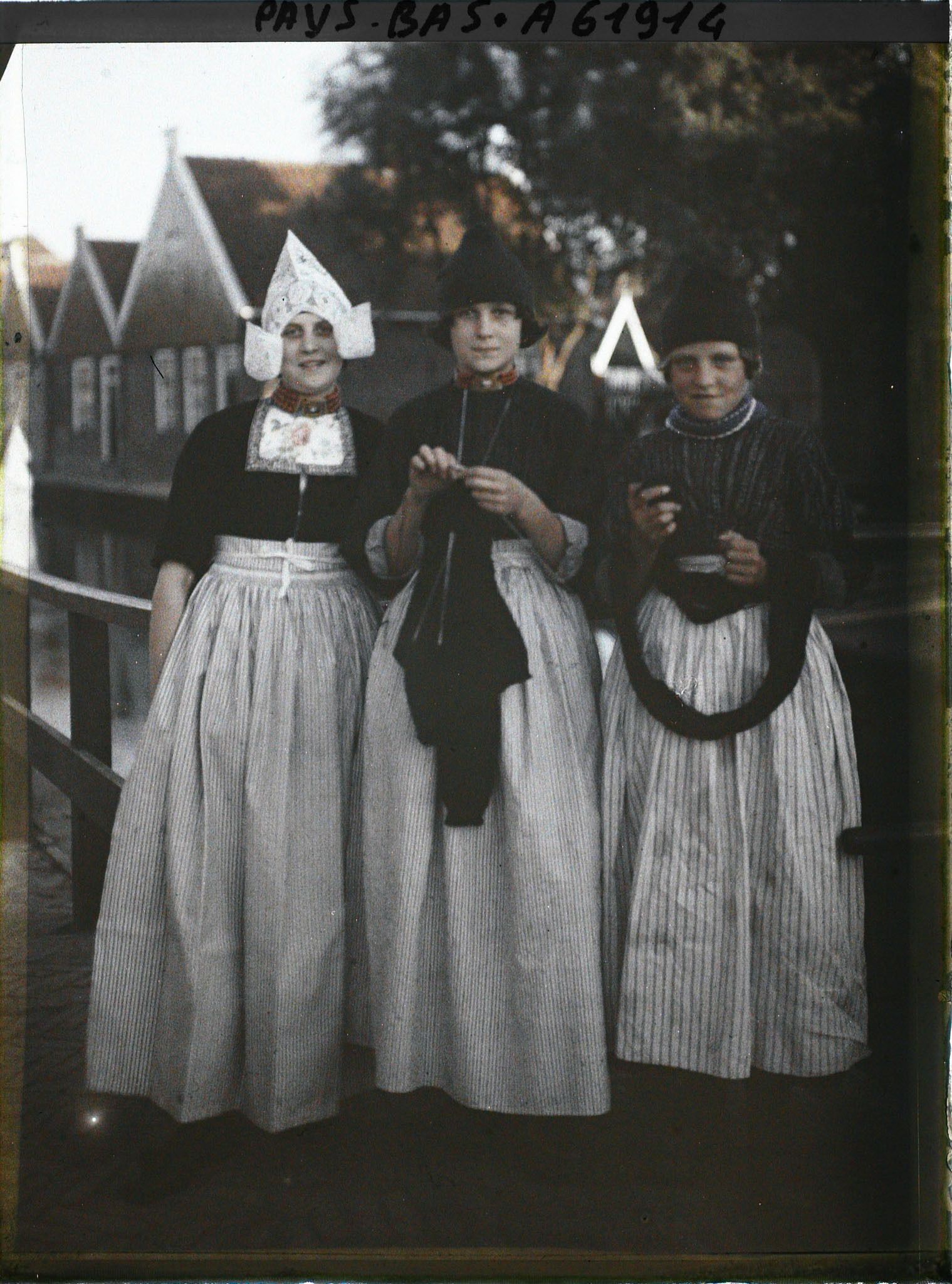 Image représentant Trois jeunes filles en costume traditionnel
