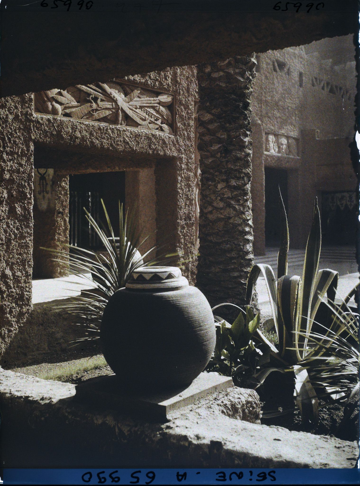 Image représentant L'Exposition Coloniale Internationale de 1931, urne décorative dans la cour du palais de l'A.O.F.