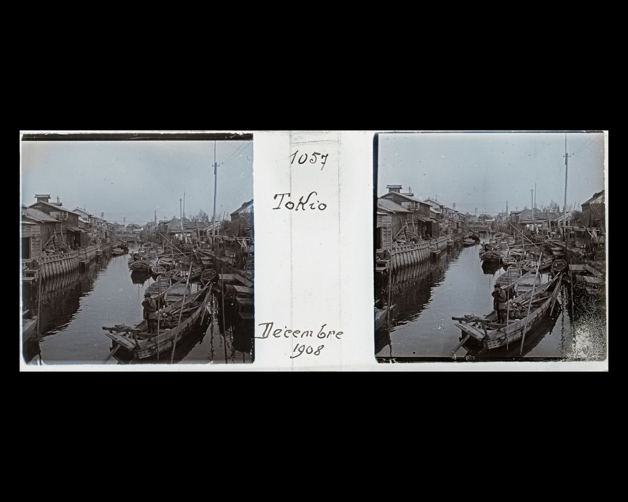 Image représentant Embarcations sur un canal dans un quartier d'habitation de la baie de Tokyo