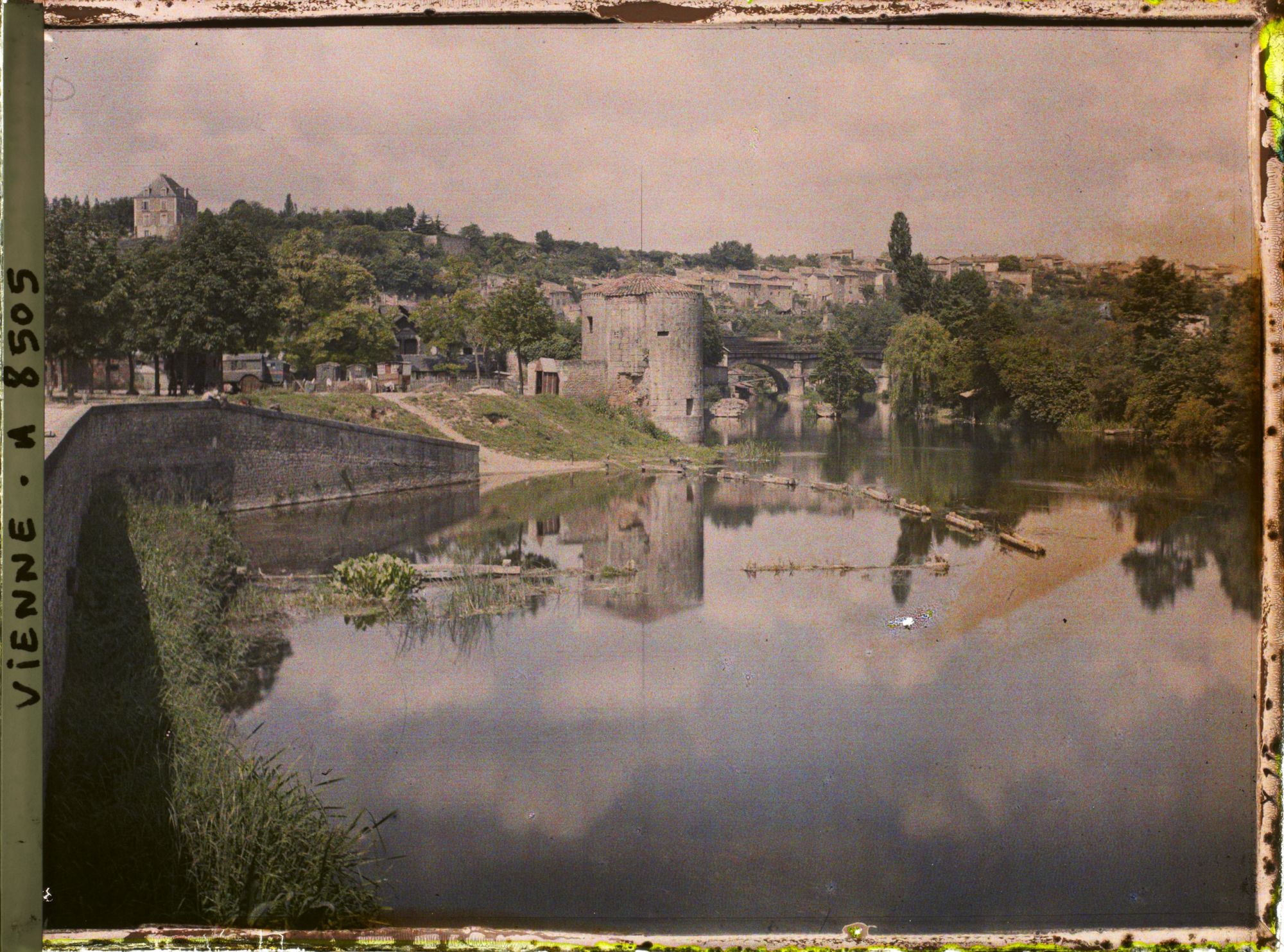 Image représentant Vue sur le Clain et des vestiges de l'ancien château militaire