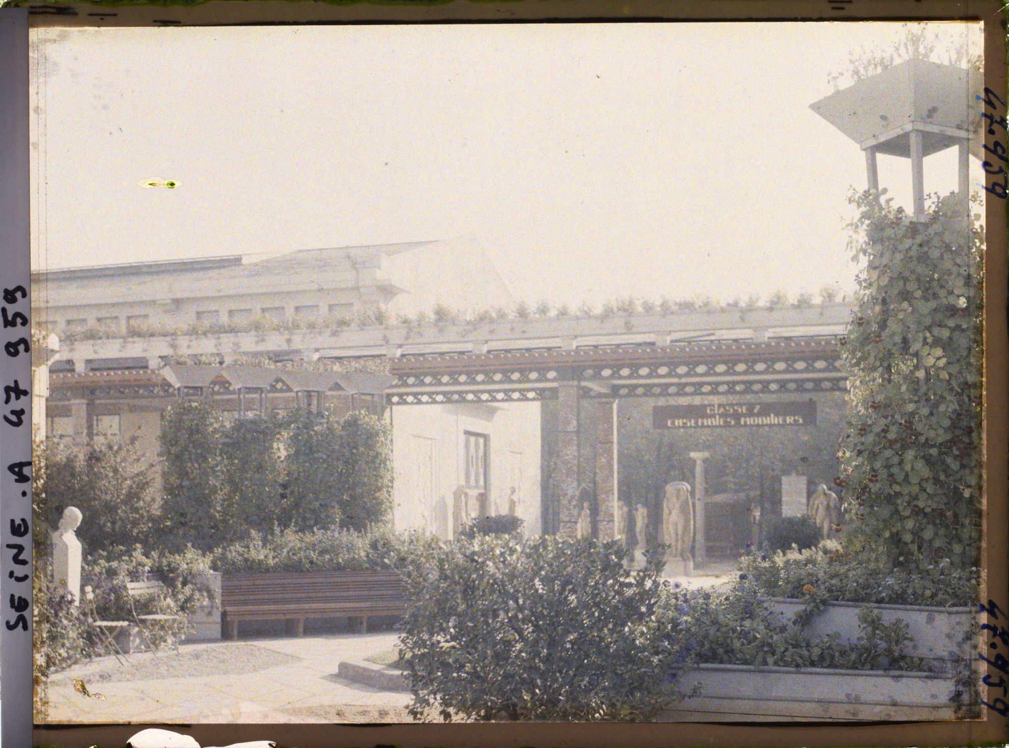 Image représentant L'Exposition des arts décoratifs, Jardin de Jacques Greber, esplanade des Invalides, proche du patio des artistes décorateurs et de la galerie de la section française