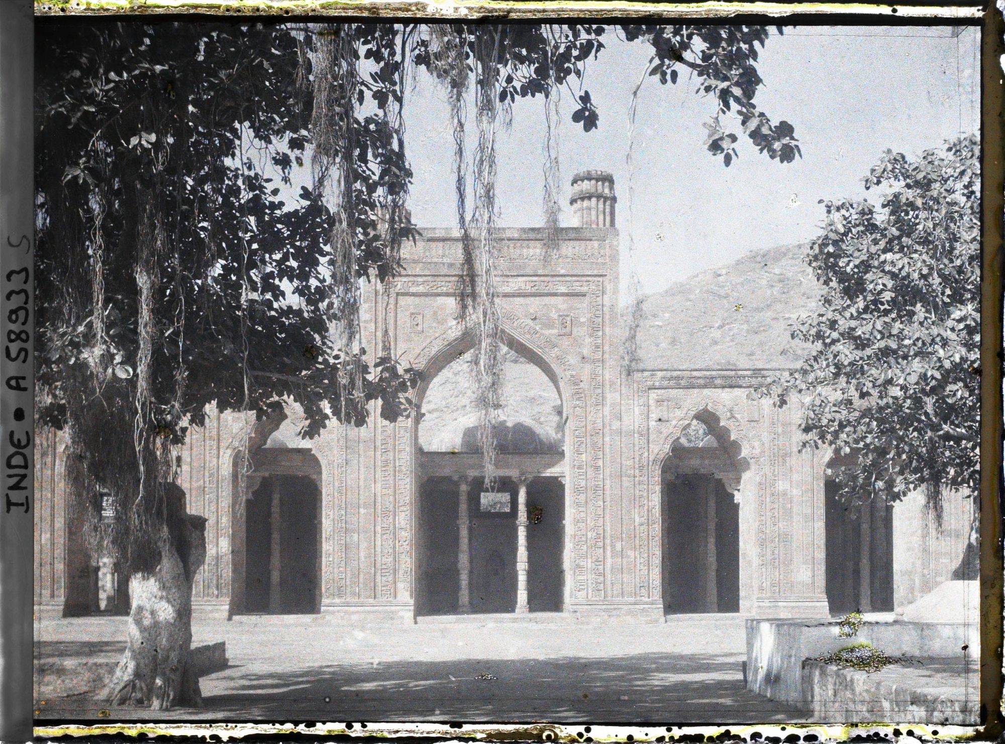 Image représentant La façade de grès rouge de la mosquée Adhai Din Ka Jhompra