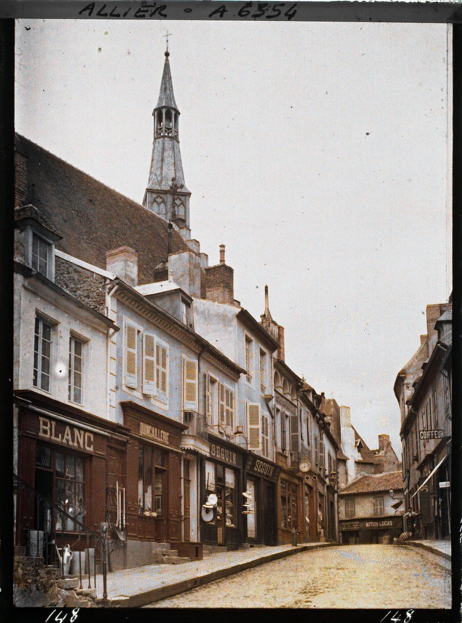 Image représentant La rue de Metz, le clocher de l'église Sainte-Croix