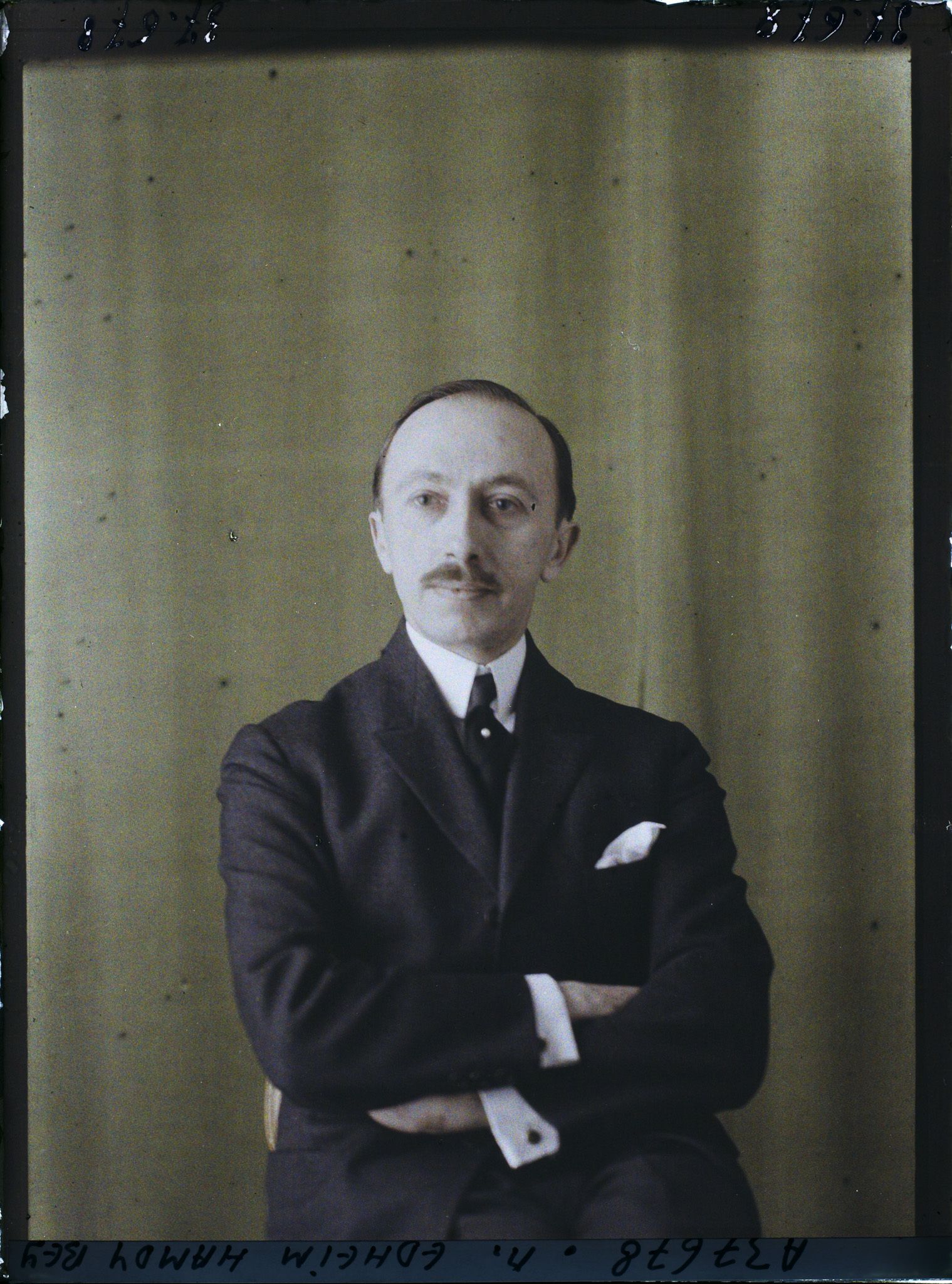 Image représentant Monsieur  https://musee-albert-kahn.s-museum.fr/home/NWQ2OTAwYzNmYjZlZTk1ZWQwODJmMjY4L2dlbmVyaWMtbm90aWNlLXRhYi9hdXRob3JpdHkvNjE3YTc5ZjVjZjhiODk2OGIzMzM3ZDIx/5d6900c3fb6ee95ed082f268/generic-notice-tab/authority/617a79ebcf8b8968b3336c75 Edheim Hamdy Bey