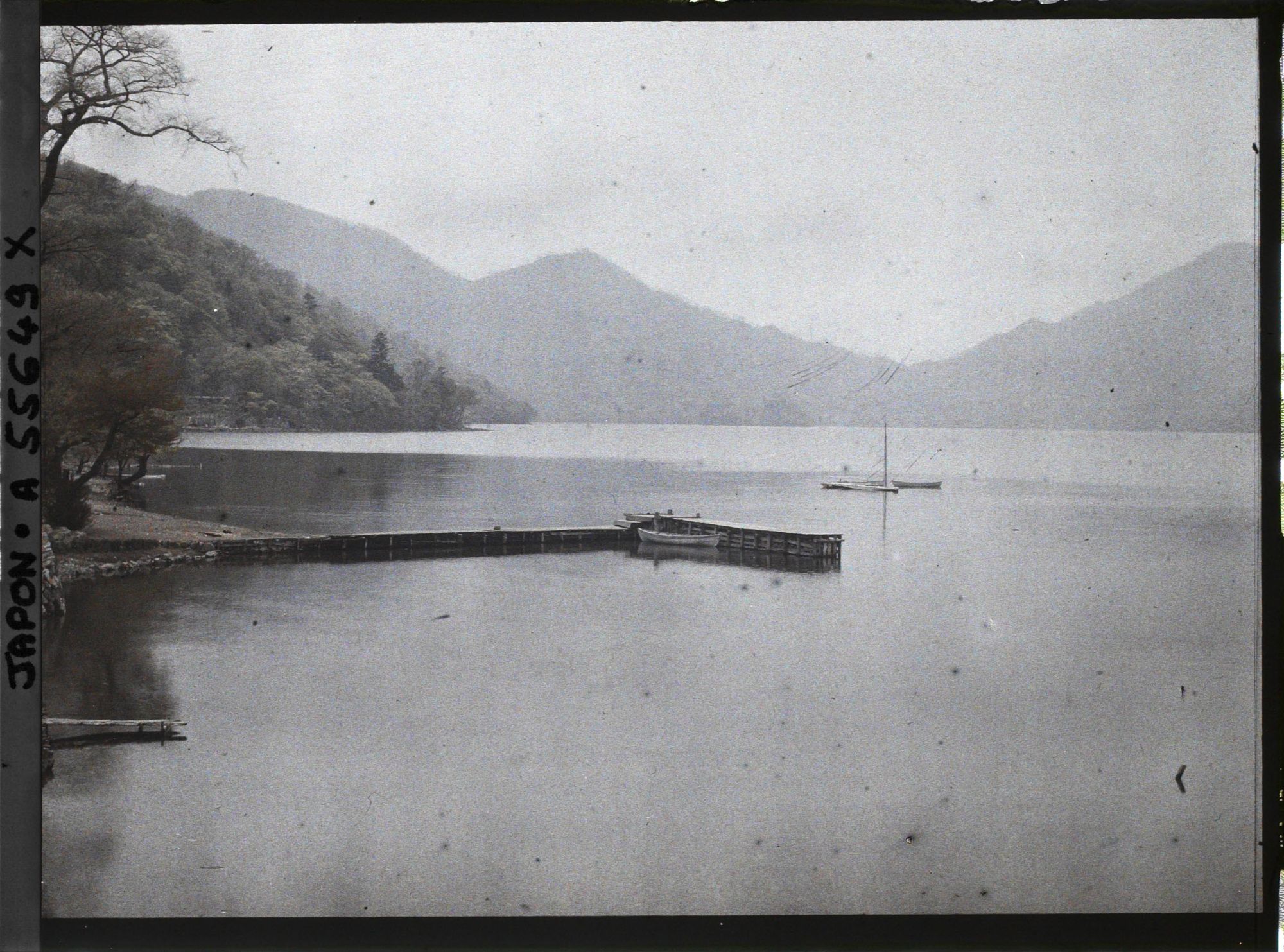 Image représentant Les bords du lac Chuzenji pris depuis le pont Ojiri
