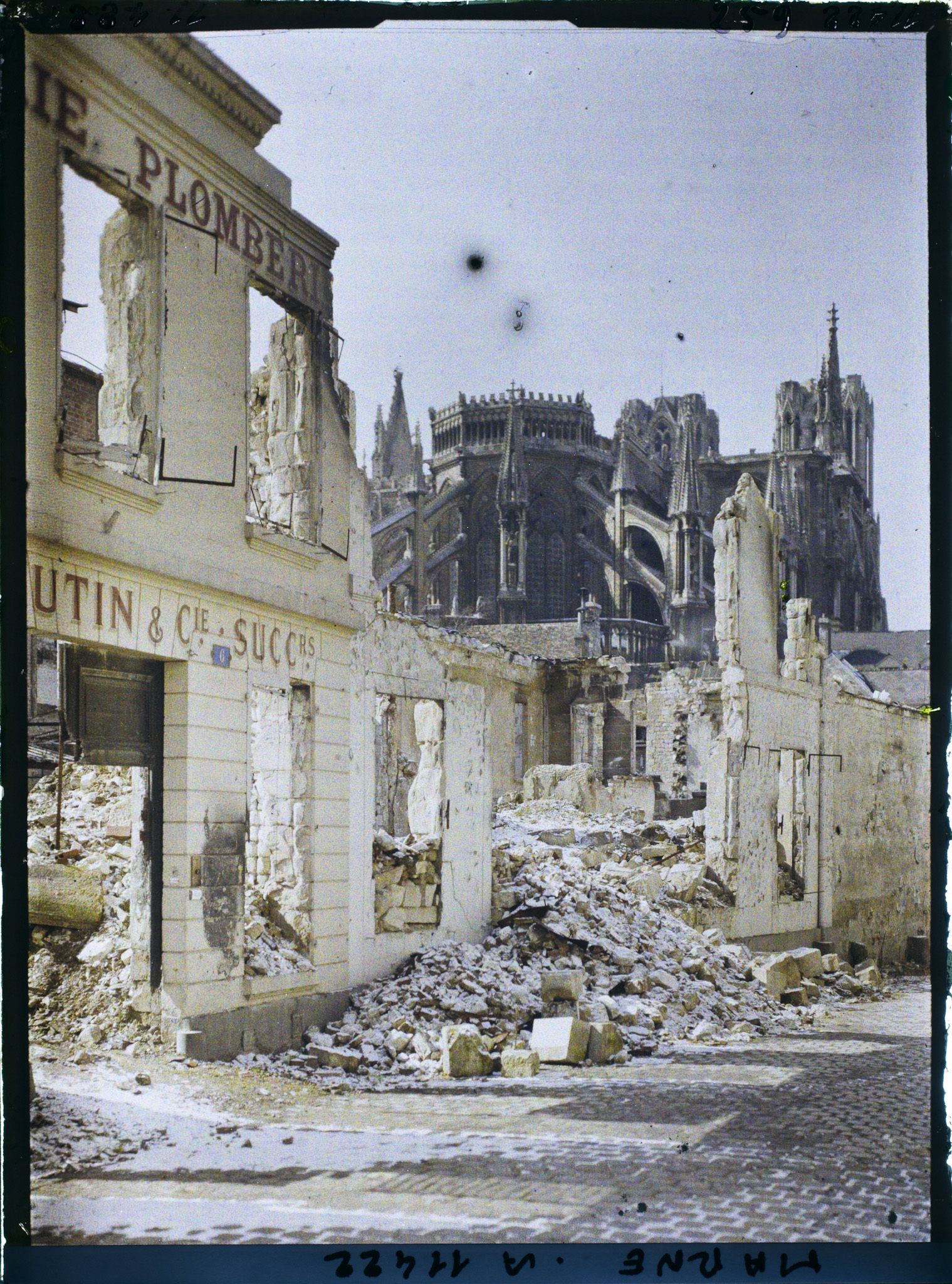 Image représentant Entreprise en ruine, rue Eugène Desteuque, au fond le chevet de la cathédrale