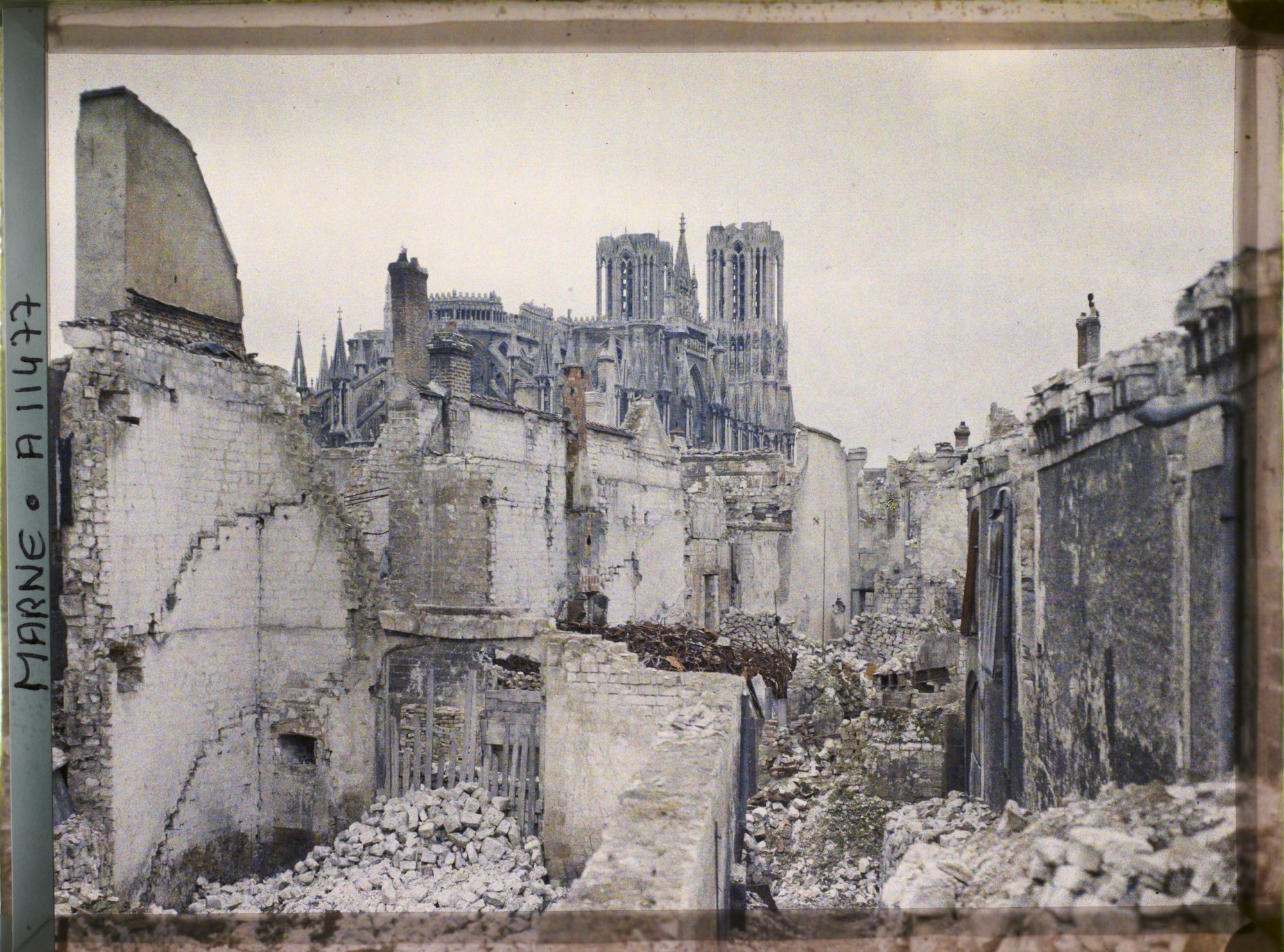 Image représentant Ruine rue de la Gabelle, au fond la cathédrale