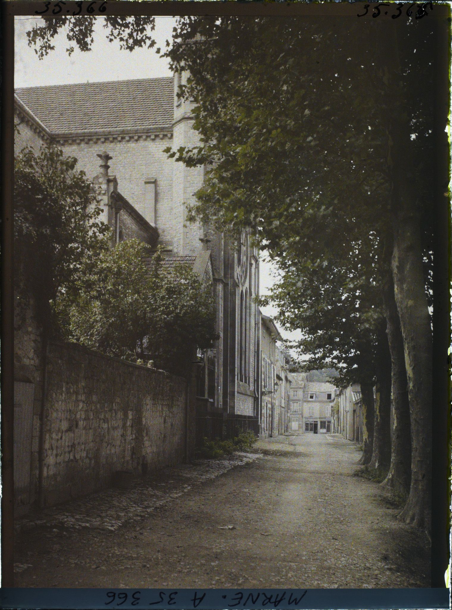Image représentant France, Ste Menehould le haut, Rue longeant l'Air