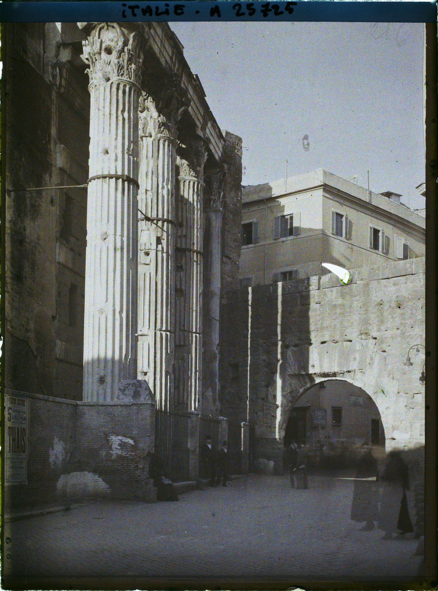 Image représentant Colonnade au loin de la rue Tor de Conti