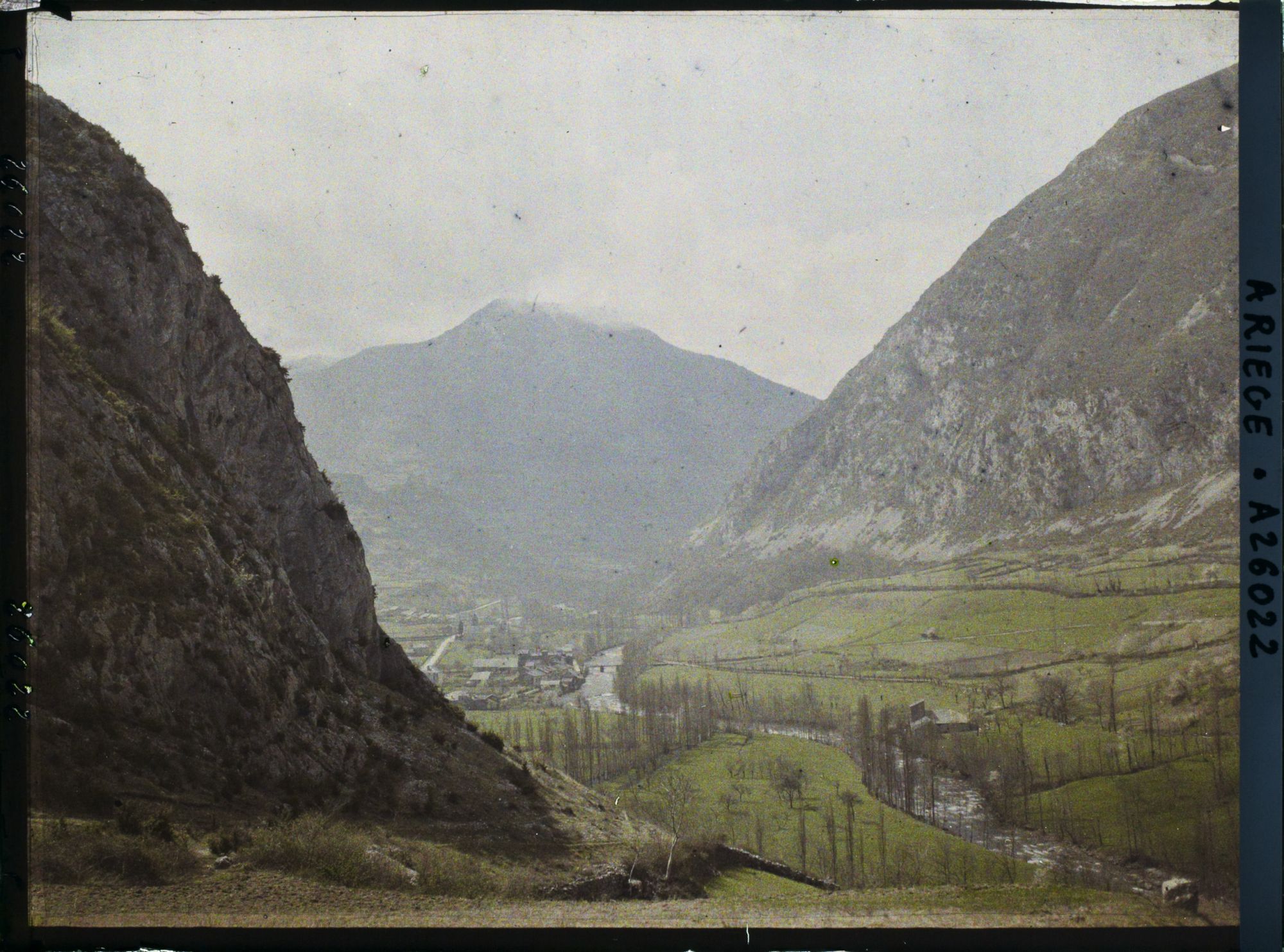 Image représentant Le village de Niaux dans le font de la vallée du Vicdessos