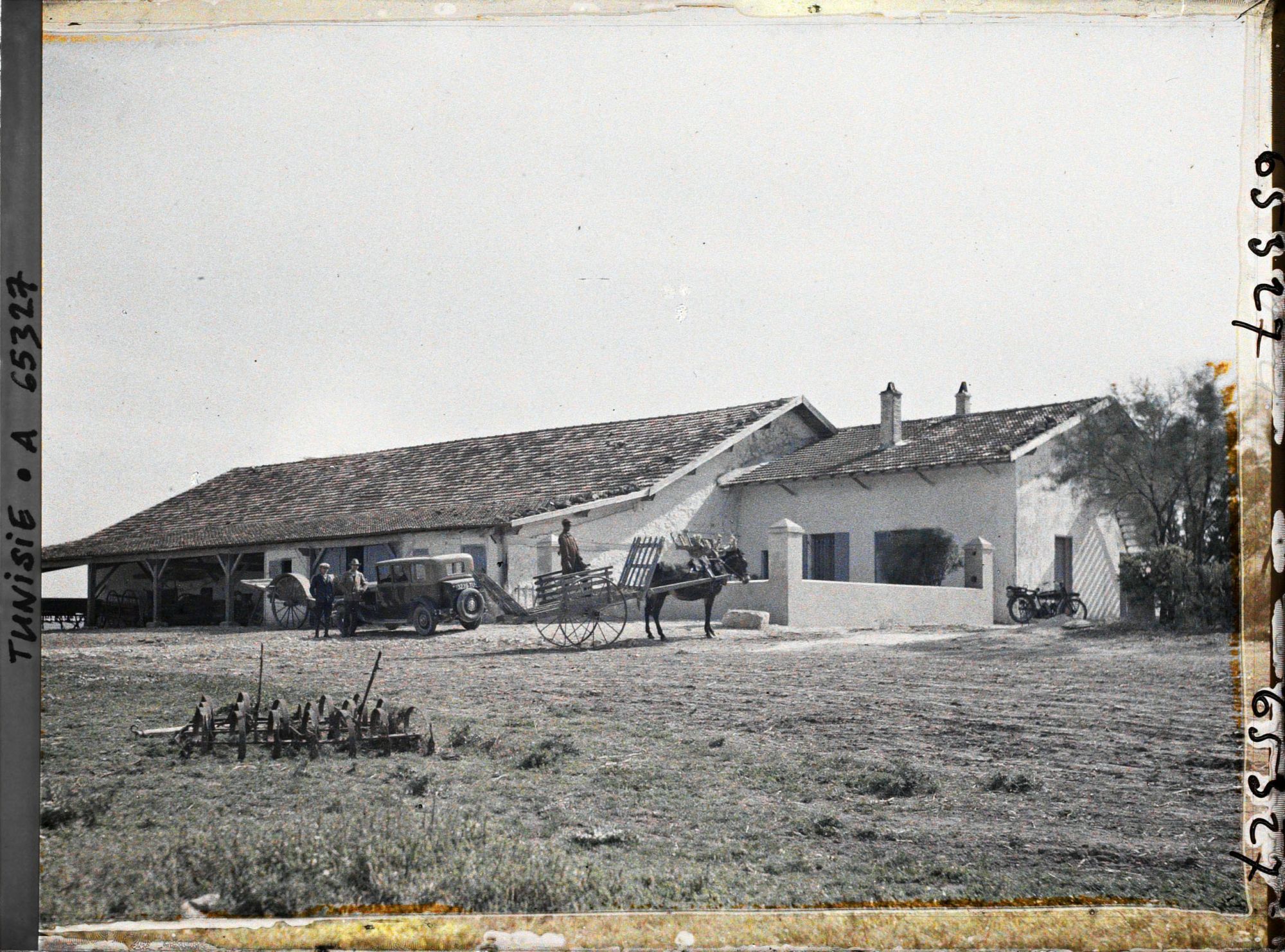 Image représentant Une maison accolée à une forge et une écurie, probablement dans la ferme de Bou-Bakou