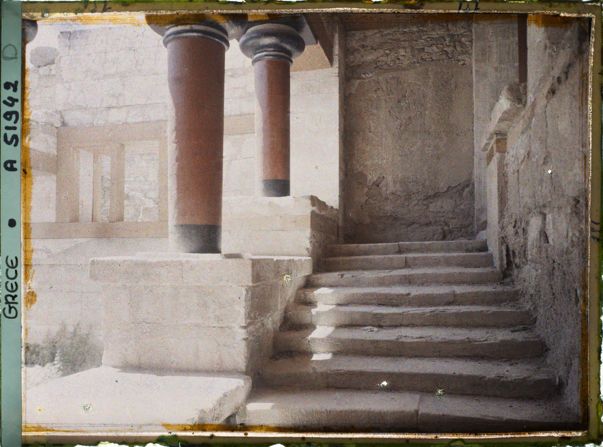Image représentant Dans l'aile orientale du palais, au bas d'un escalier venant de la cour centrale, le Péristyle précédant le Megaron (appartement) du Roi, ("Salle des colonnes")
