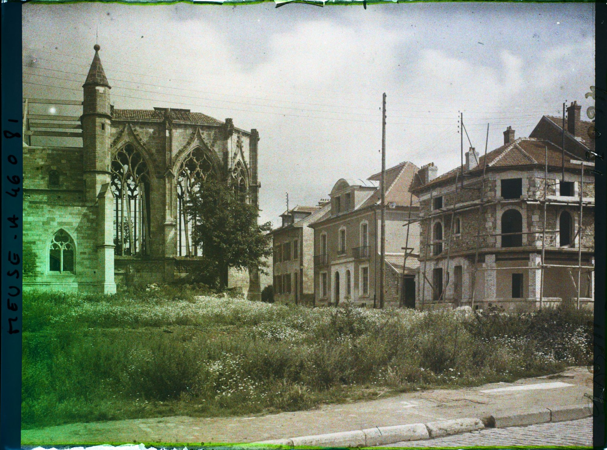 Image représentant France, Etain , Nouvelles maisons et abside de l'Eglise