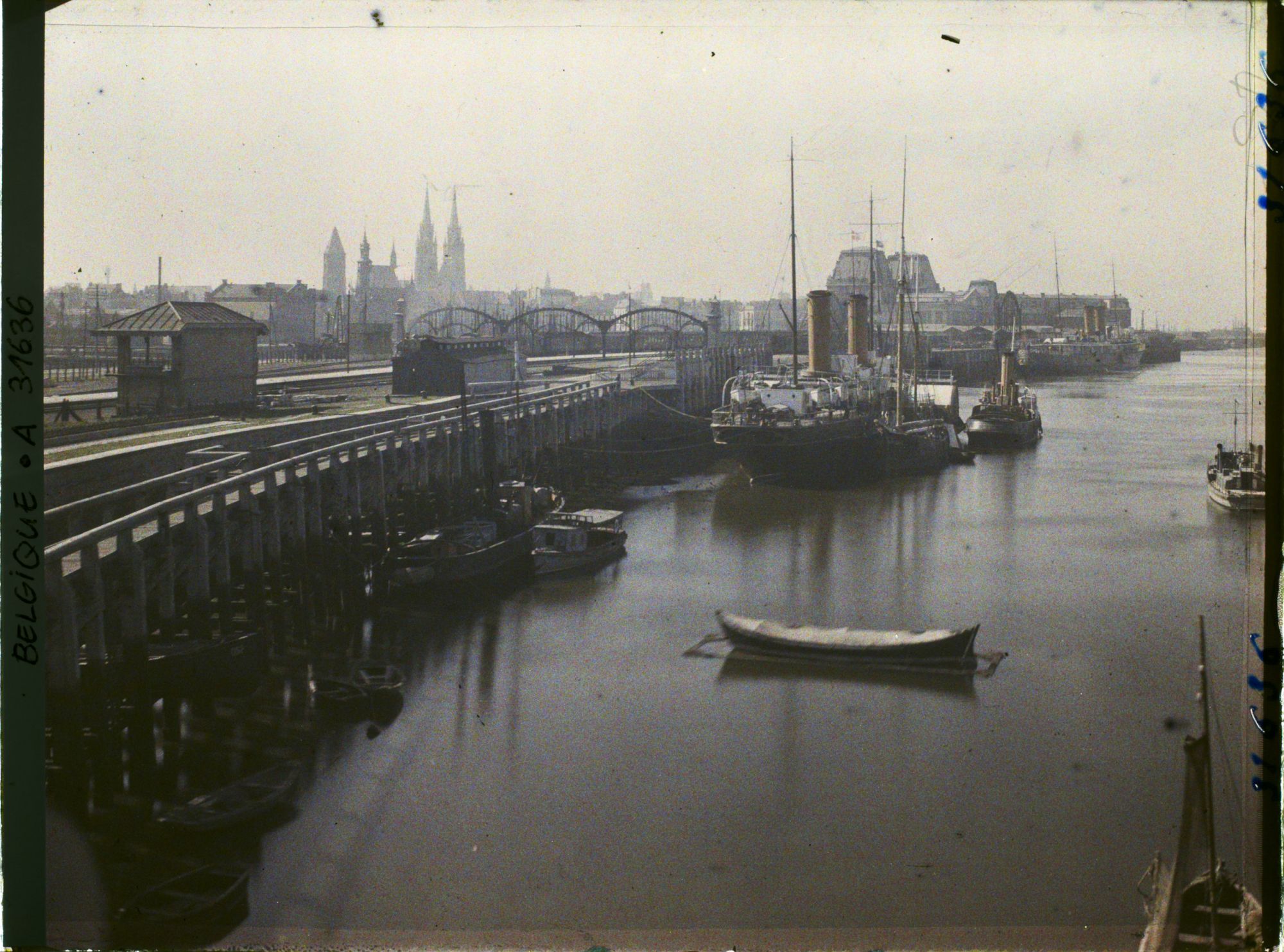 Image représentant Belgique, Ostende, Contre jour sur l'avant port et sur la Gare maritime