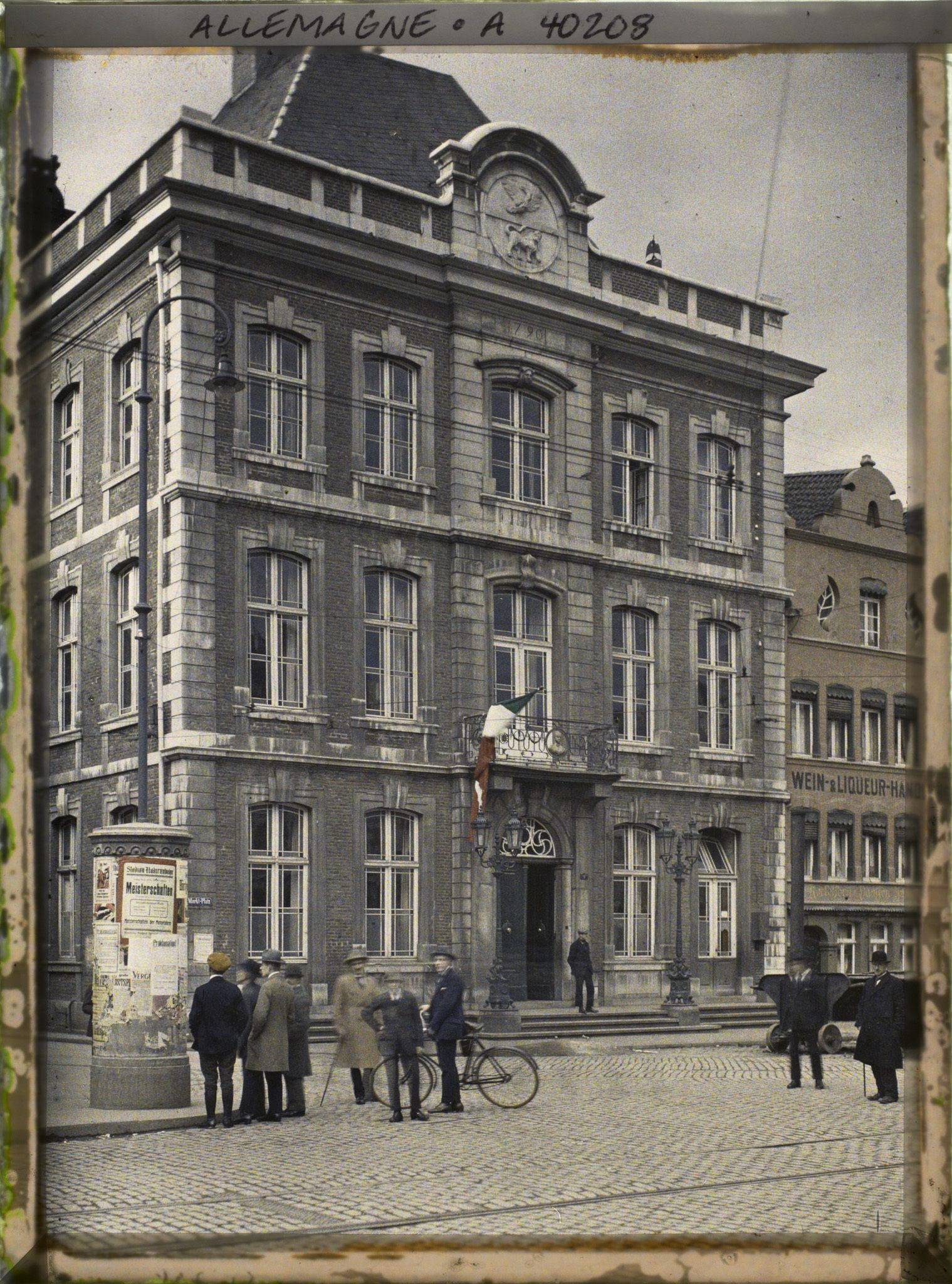 Image représentant Prusse, Düren, Hôtel de Ville avec drapeau Rhénan