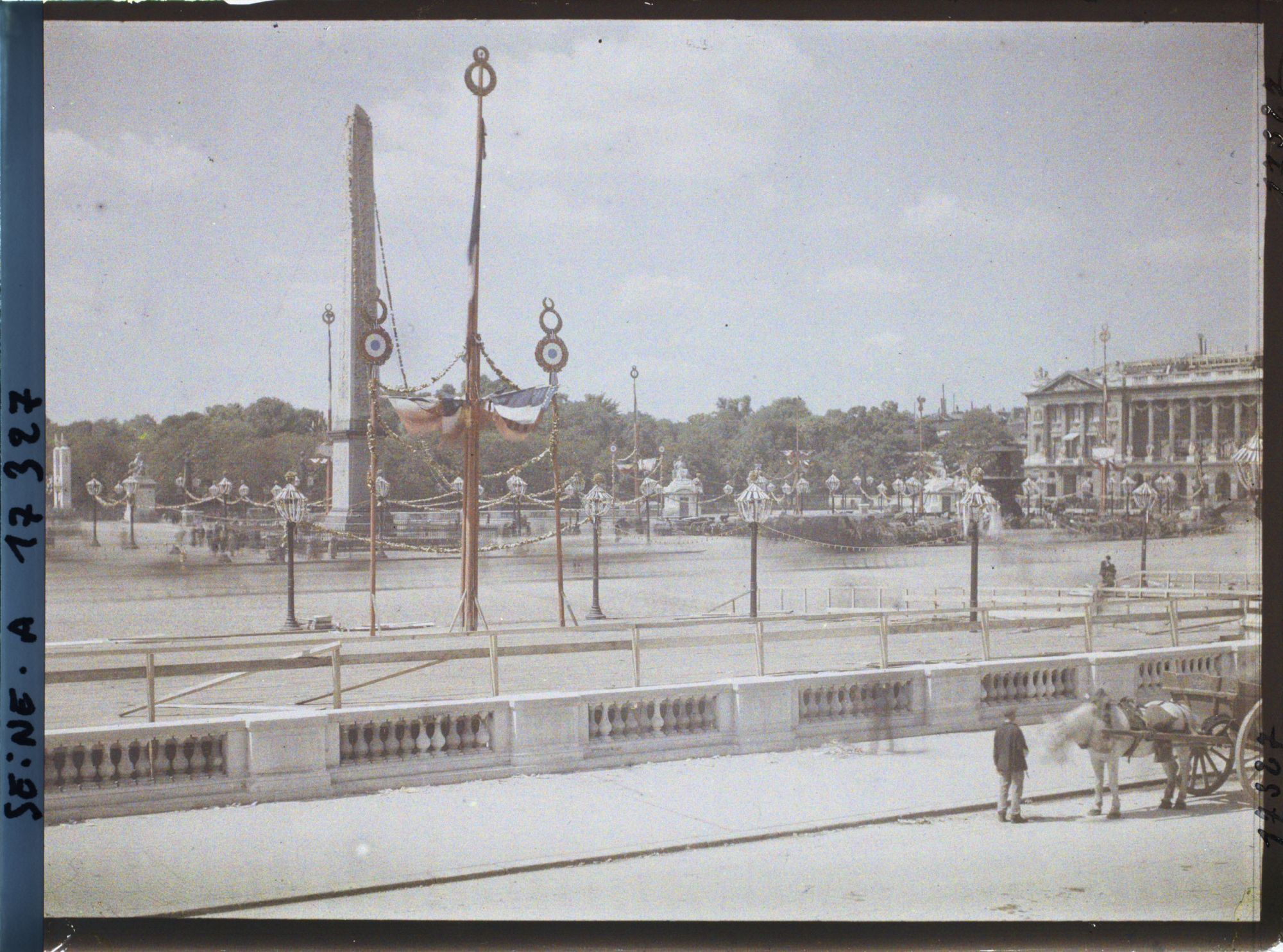 Image représentant La place de la Concorde décorée pour les fêtes de la Victoire des 13 et 14 juillet