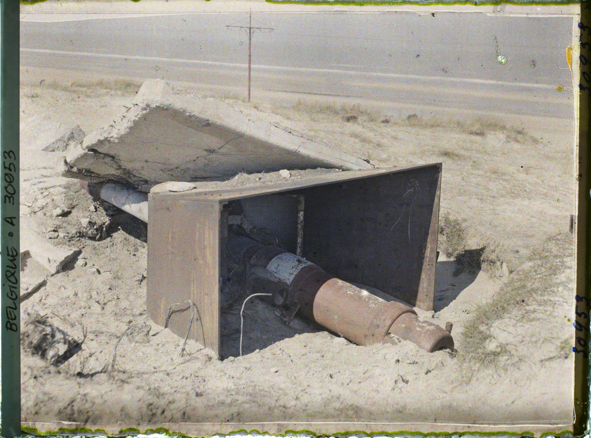 Image représentant Belgique, Middelkerke, Batterie Antwerpen (une pièce de 105 éclatée) autre aspect
