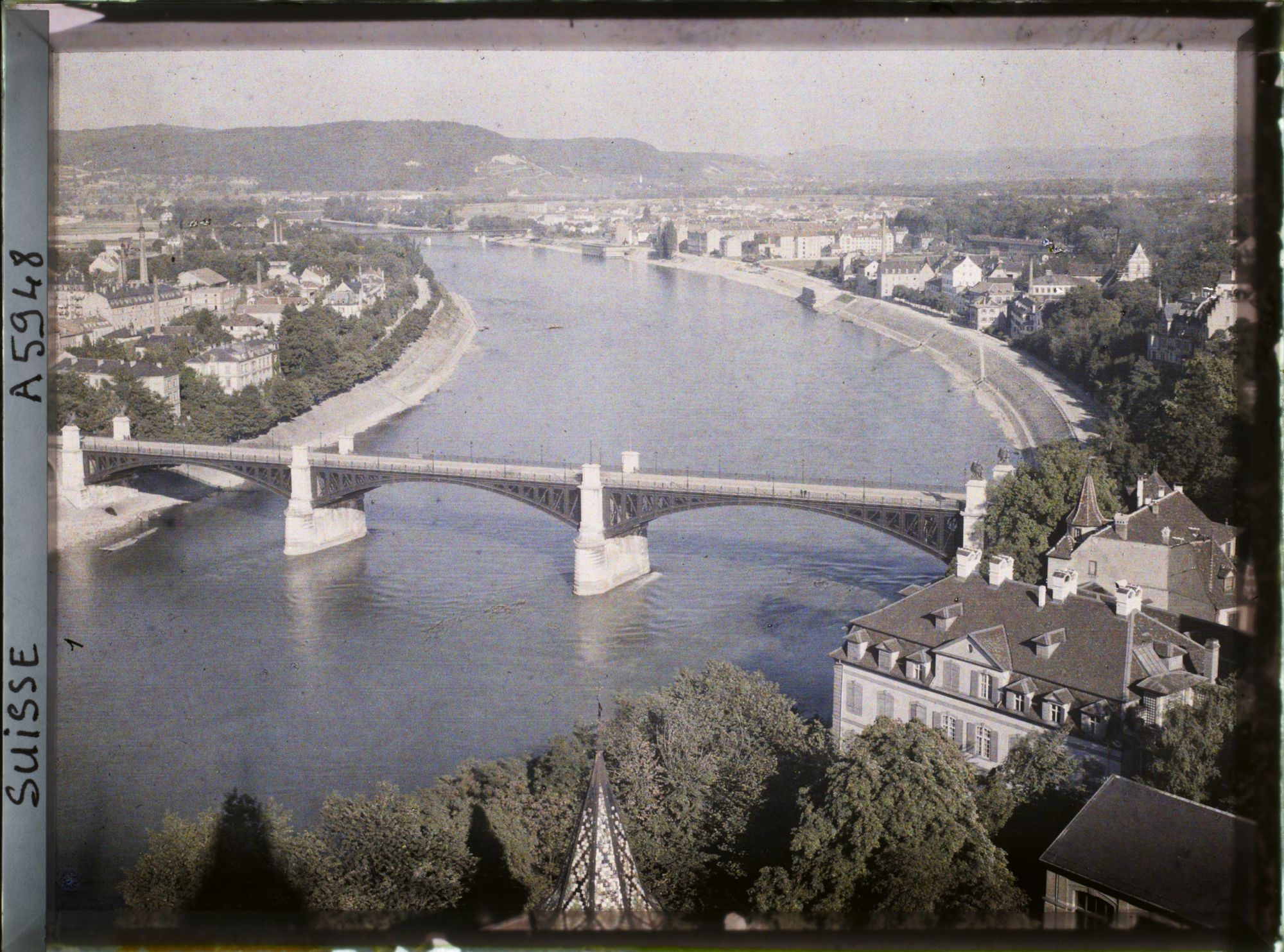 Image représentant Le Wettsteinbrücke sur le Rhin et panorama sur la ville depuis le Münster