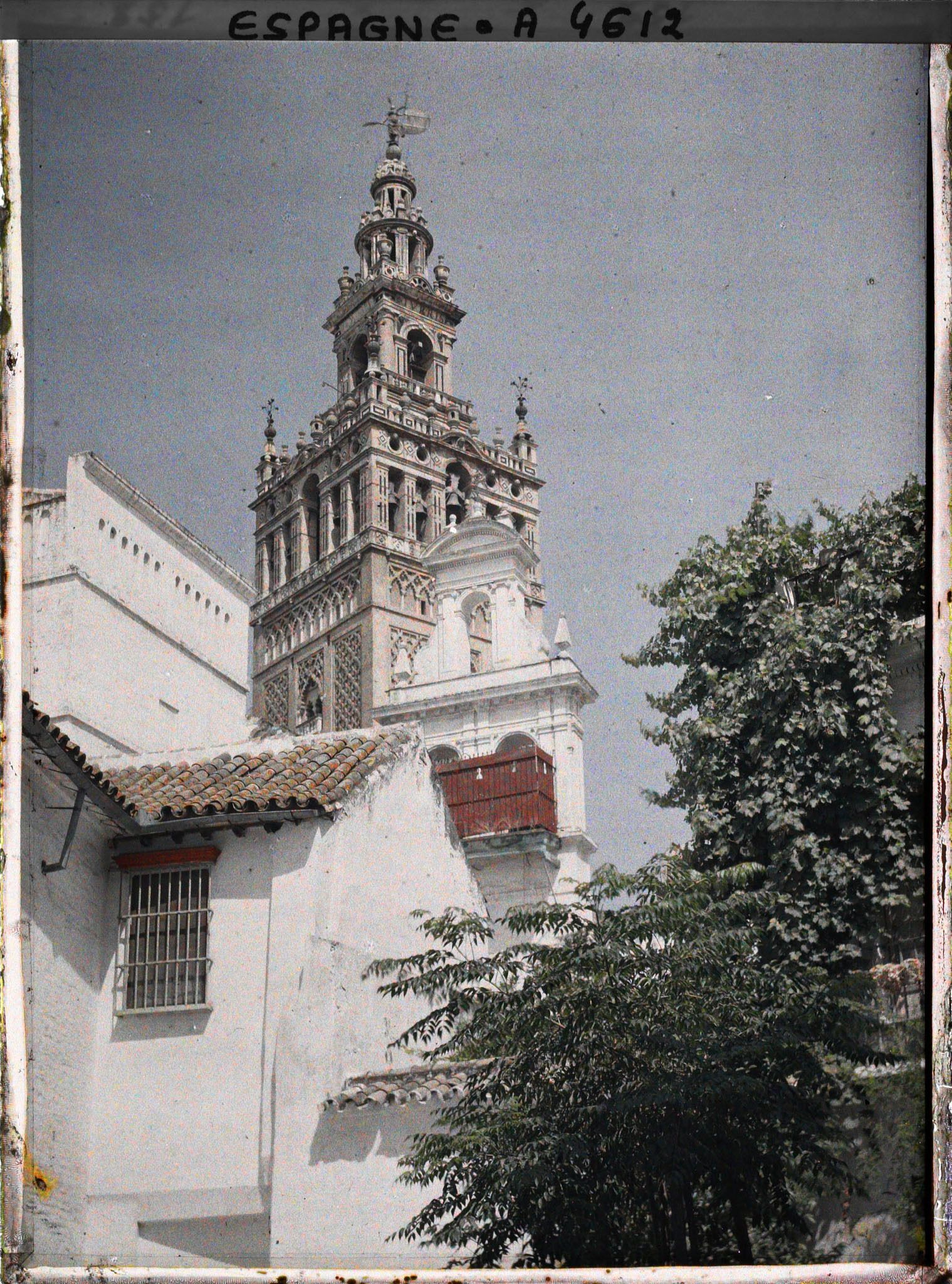 Image représentant La Giralda vue depuis une ruelle (Santa Marta ?)