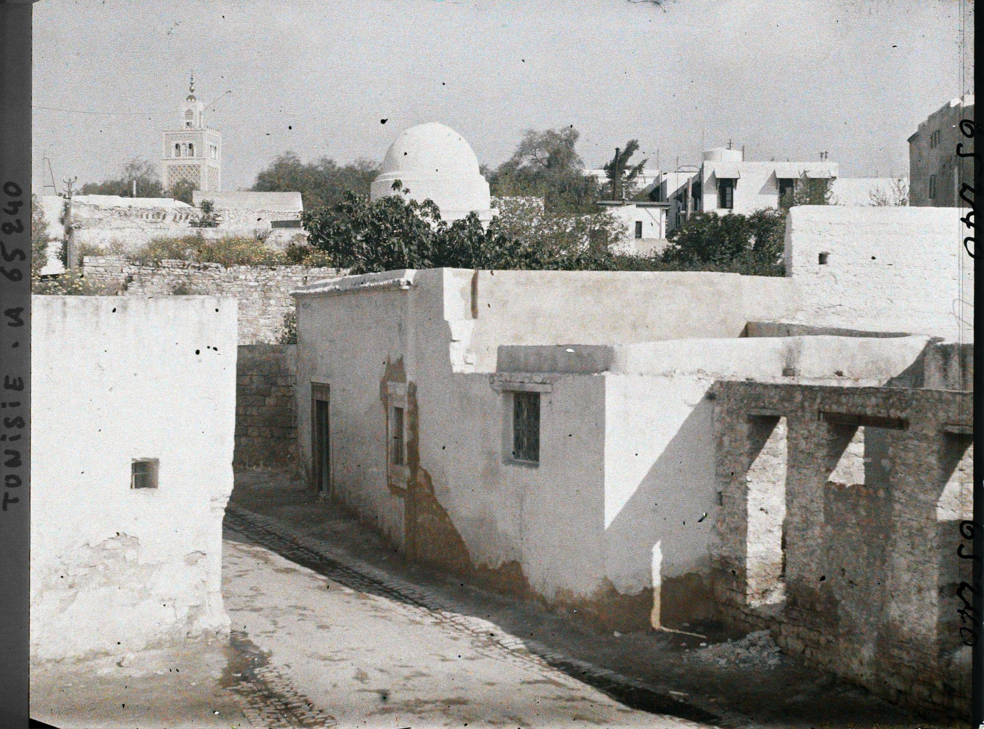 Image représentant La rue des Selliers, à l'arrière-plan, le minaret de la mosquée de la Casbah
