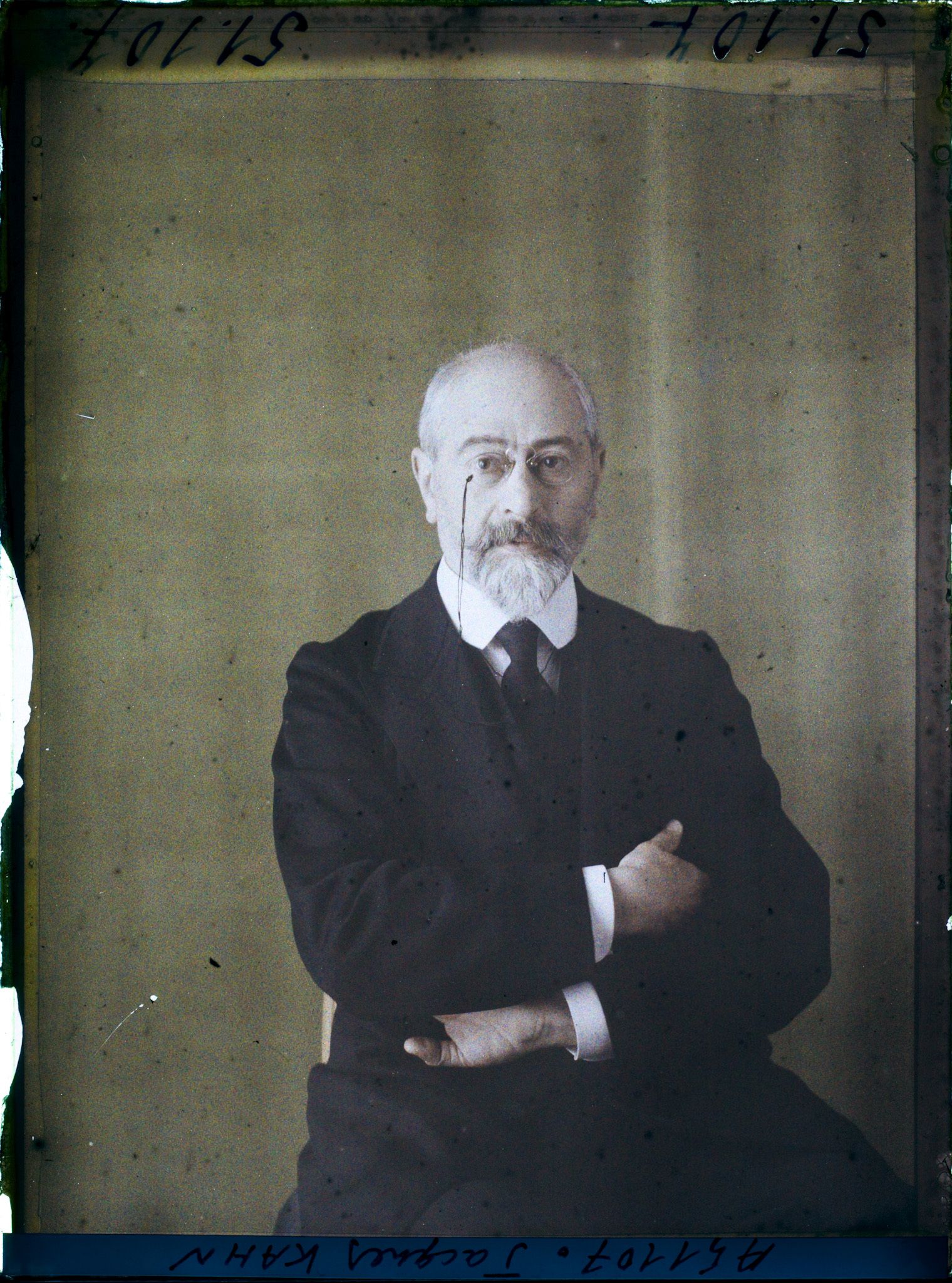 Image représentant Le rabbin  https://musee-albert-kahn.s-museum.fr/home/NWQ2OTAwYzNmYjZlZTk1ZWQwODJmMjY4L2dlbmVyaWMtbm90aWNlLXRhYi9hdXRob3JpdHkvNjE3YTc5ZjVjZjhiODk2OGIzMzM3ZDIx/5d6900c3fb6ee95ed082f268/generic-notice-tab/authority/617a79ebcf8b8968b3336fe2 Jacques Kahn