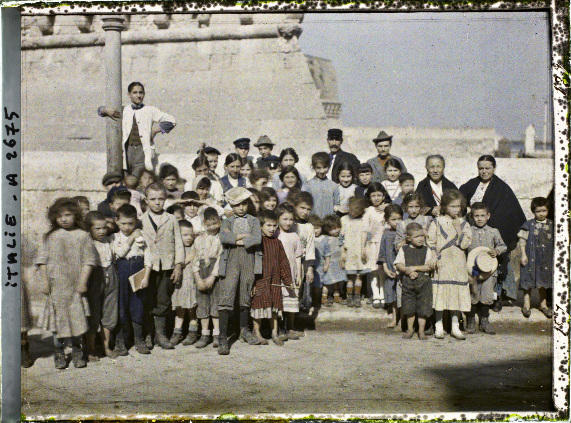 Image représentant Goupe d'enfants près du château normand-souève
