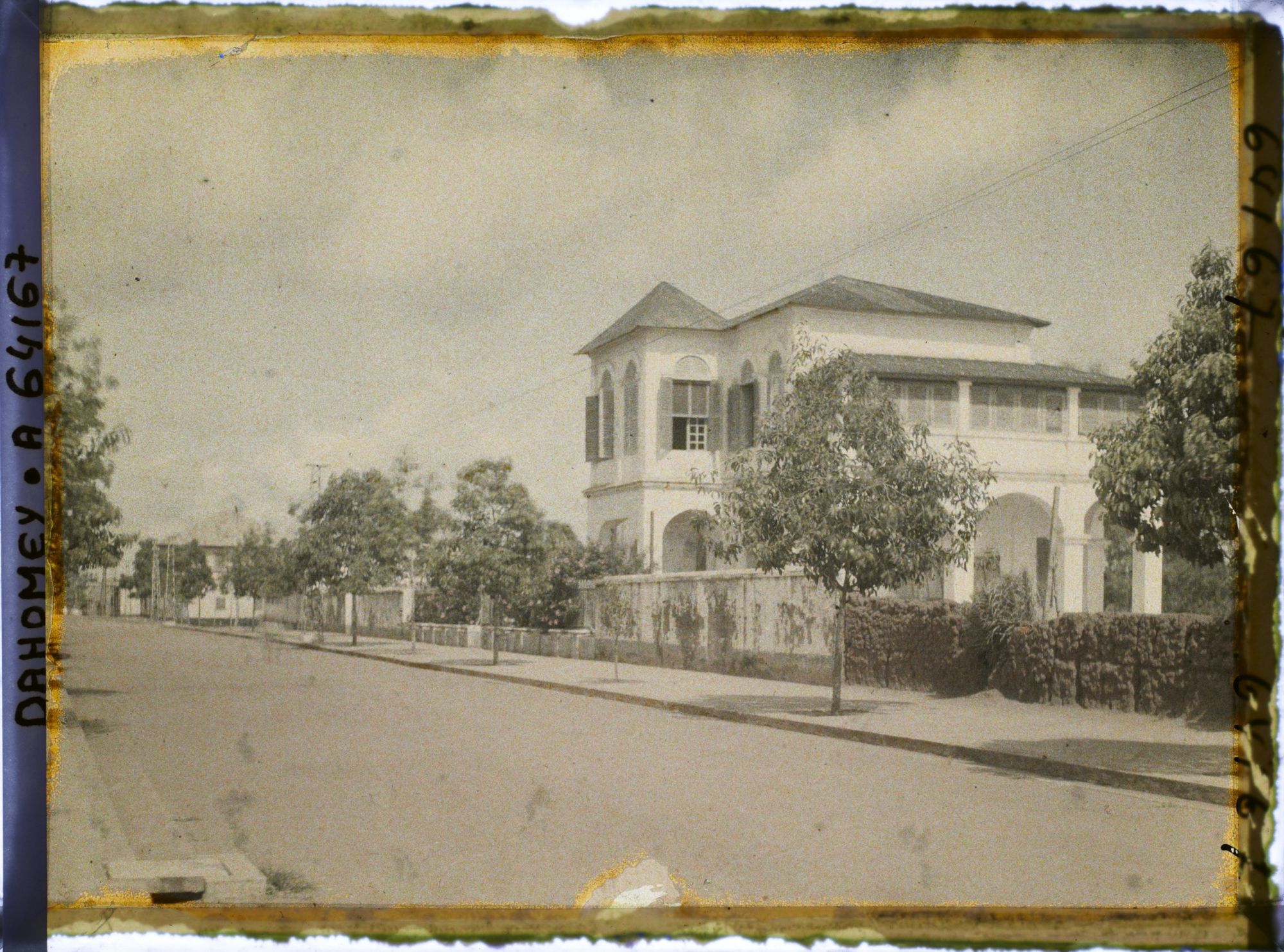 Image représentant L'avenue Victor-Ballot ou l'actuelle place Jean-Bayol ?