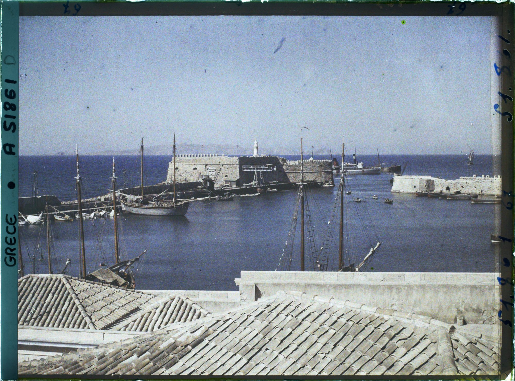 Image représentant Le petit port vénitien, avec son fort, et quelques bateaux, depuis la ville