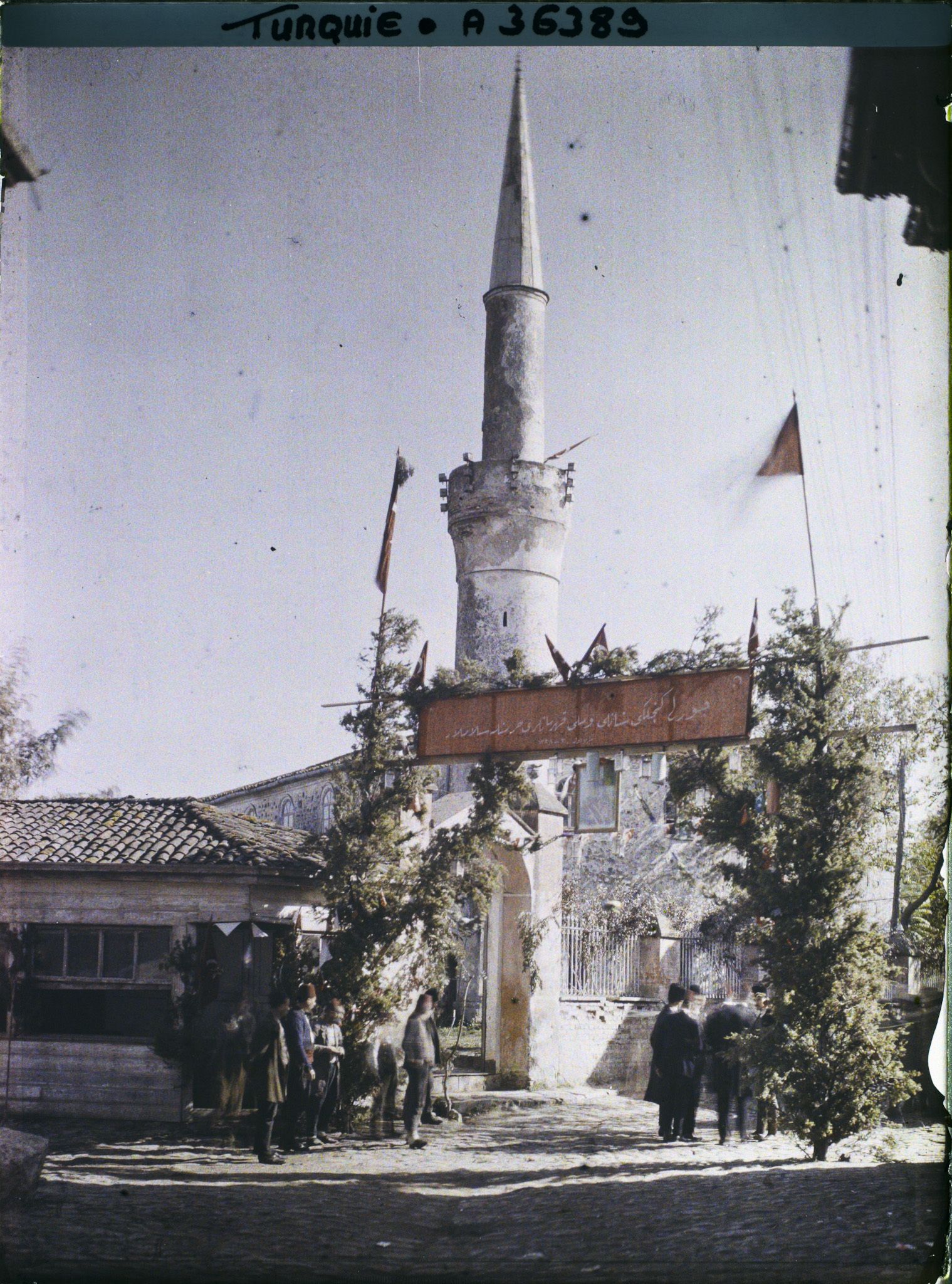 Image représentant Rue pavoisée aux couleurs de la Turquie (qui vient de reprendre la Thrace à la Grèce) et mosquée