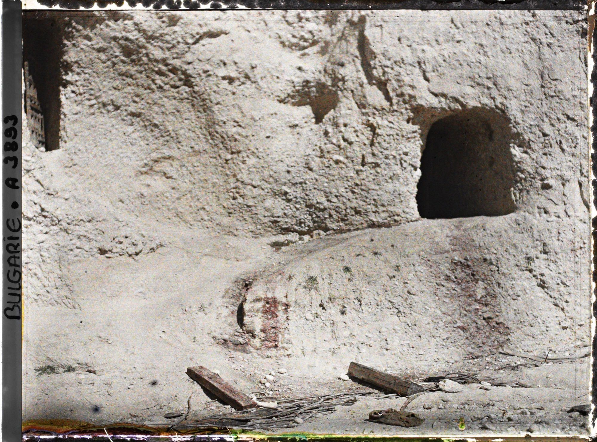 Image représentant Deux entrées de caves à vin creusées dans la falaise et traces de coulées de vin