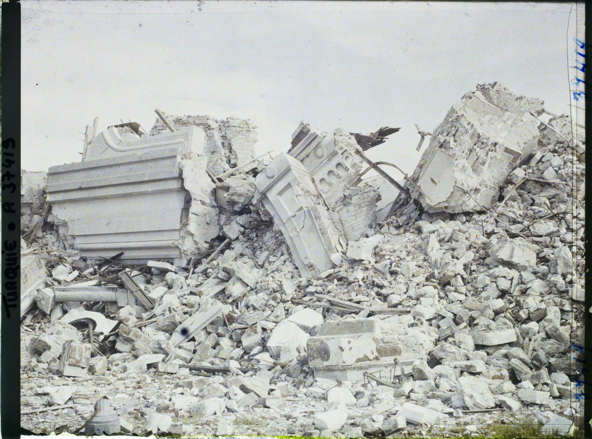 Image représentant Turquie, Smyrne, La Ville incendiée, Quartier italien Ruines de l'Eglise Grecque de Ste Catherie