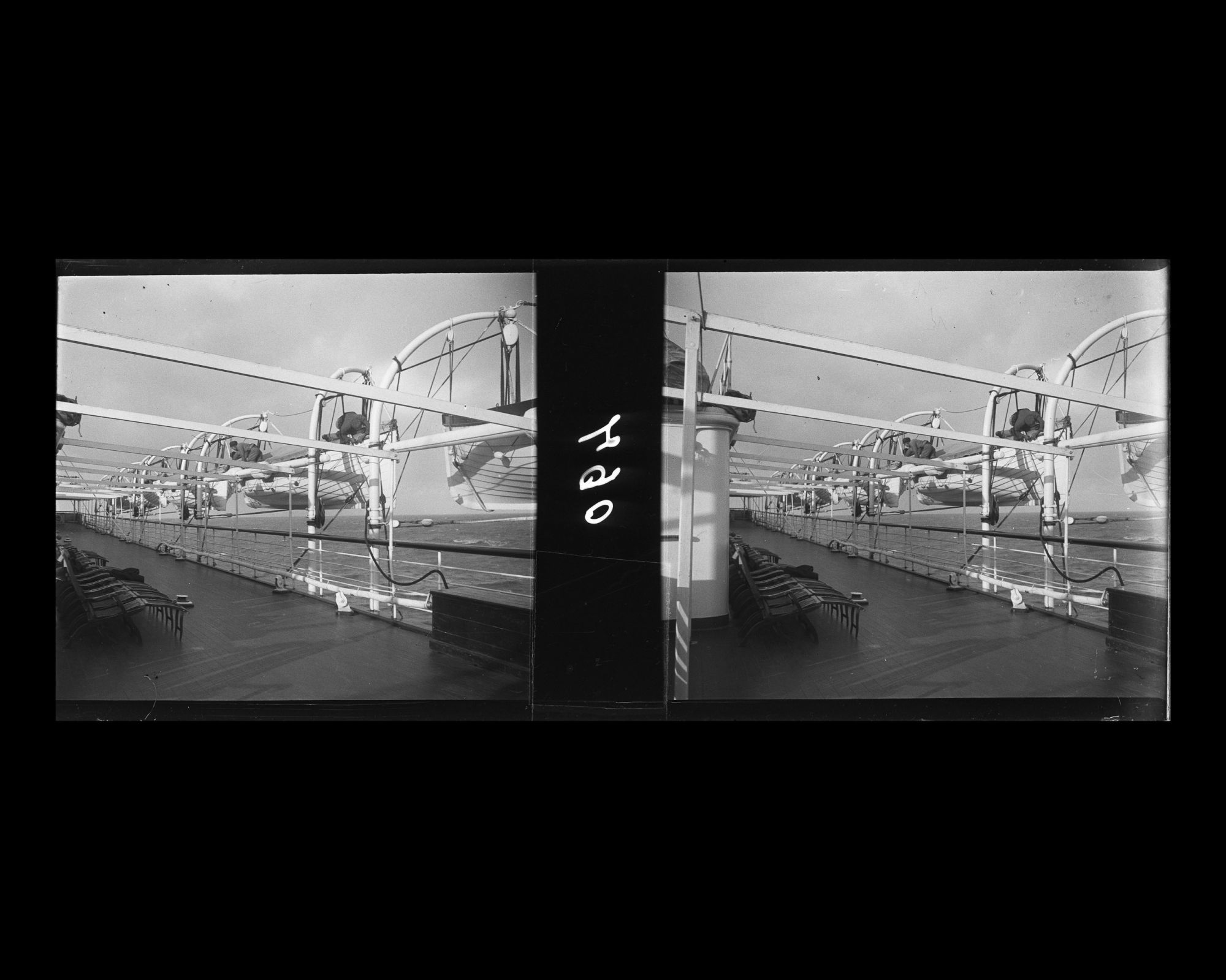 Image représentant Chaises longues sur le pont des 1eres classes et entretien des canots de sauvetage