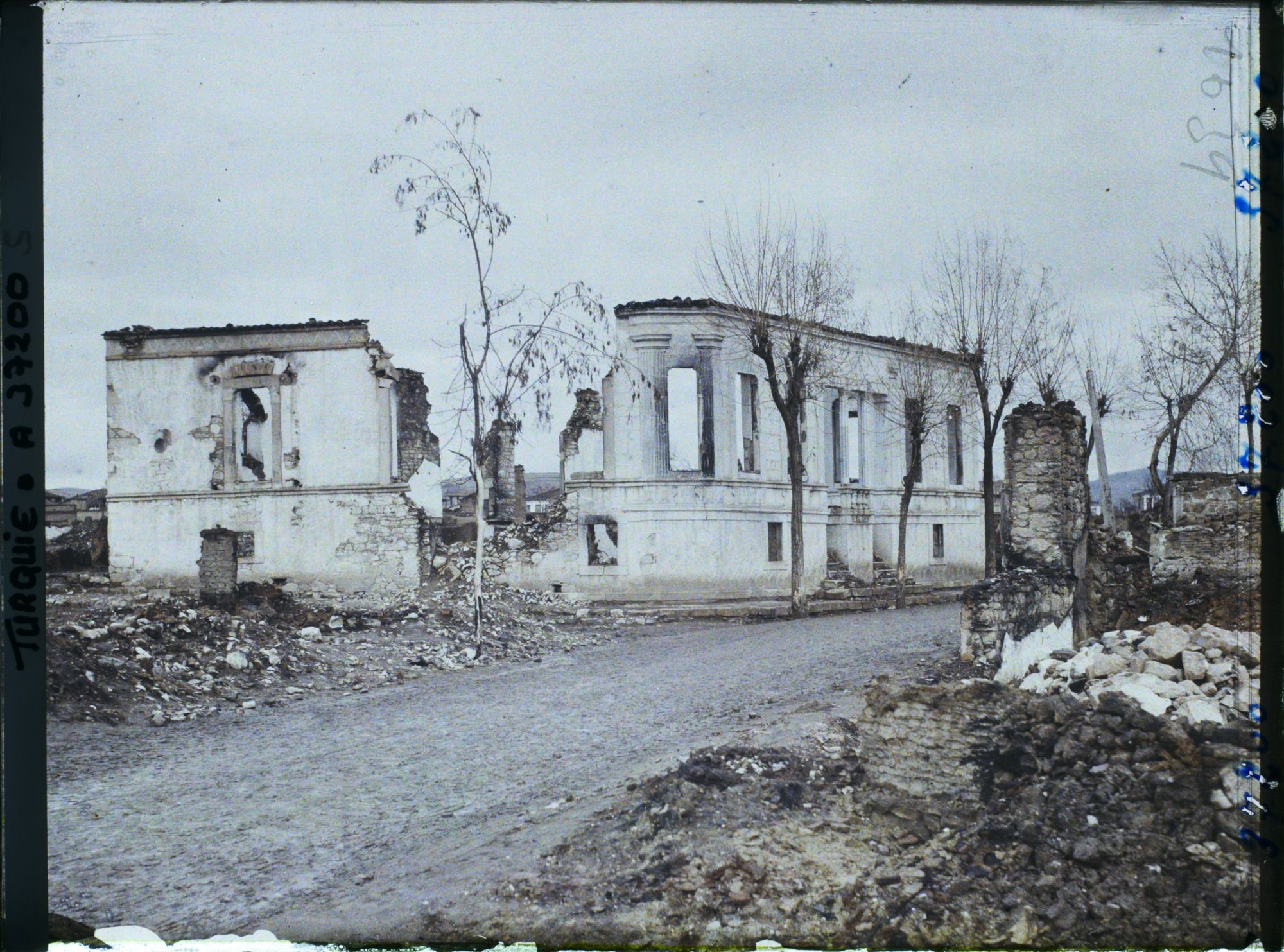 Image représentant Turquie, Ouchak, Grande maison incendiée