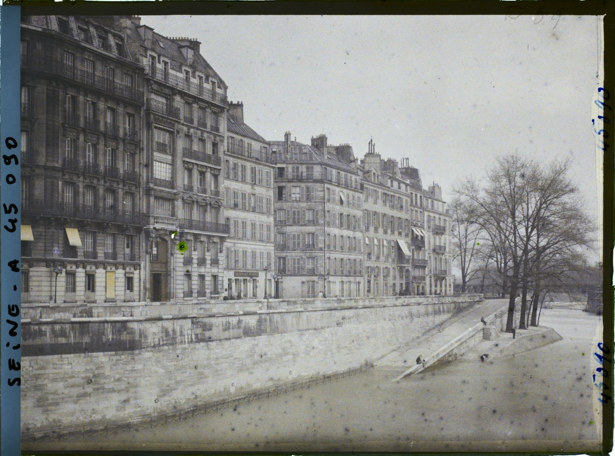 Image représentant Le quai d'Orléans depuis le pont Saint-Louis