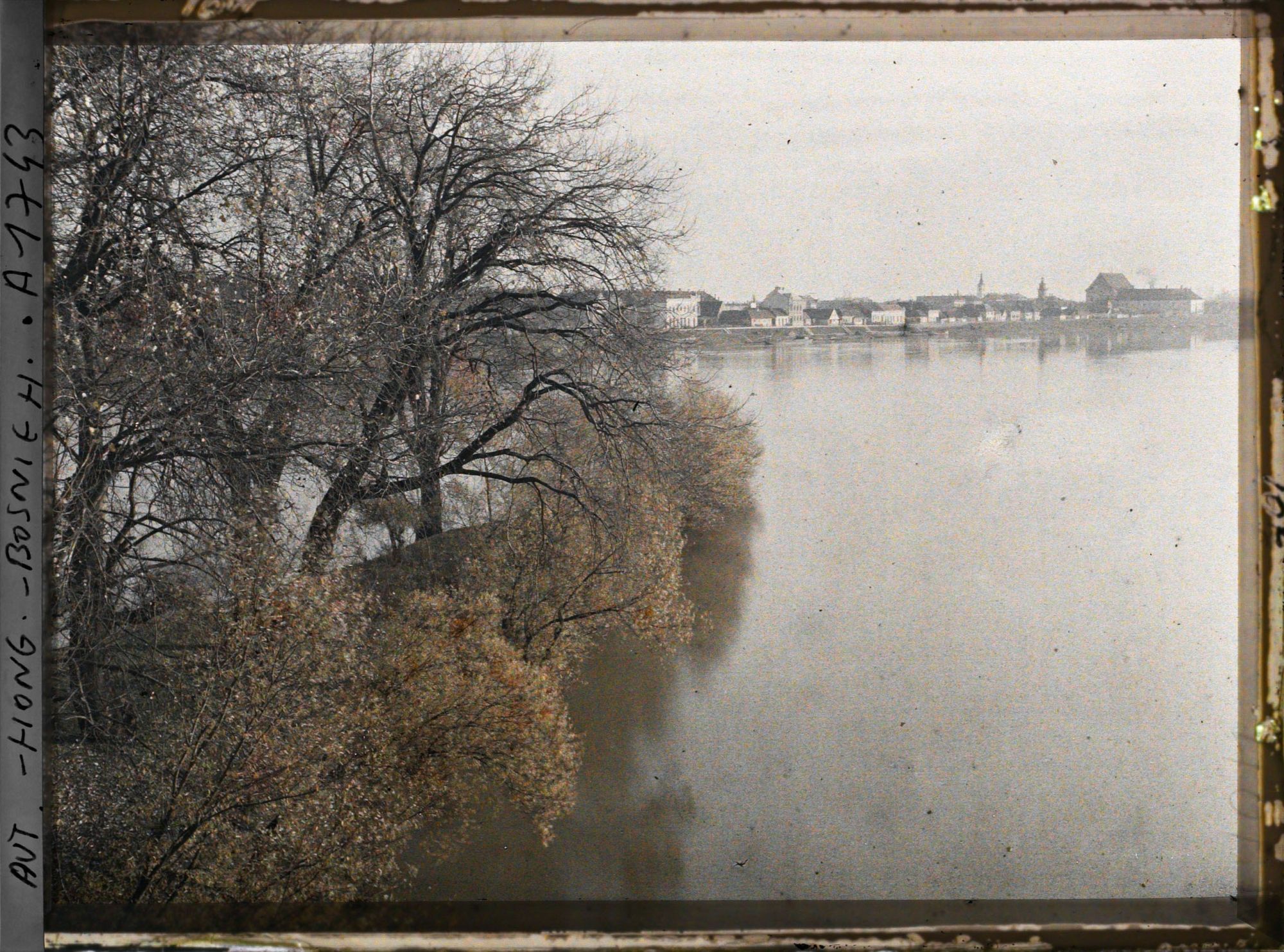 Image représentant Vue sur Bosna Brod pris du pont. Une île au milieu de la Save