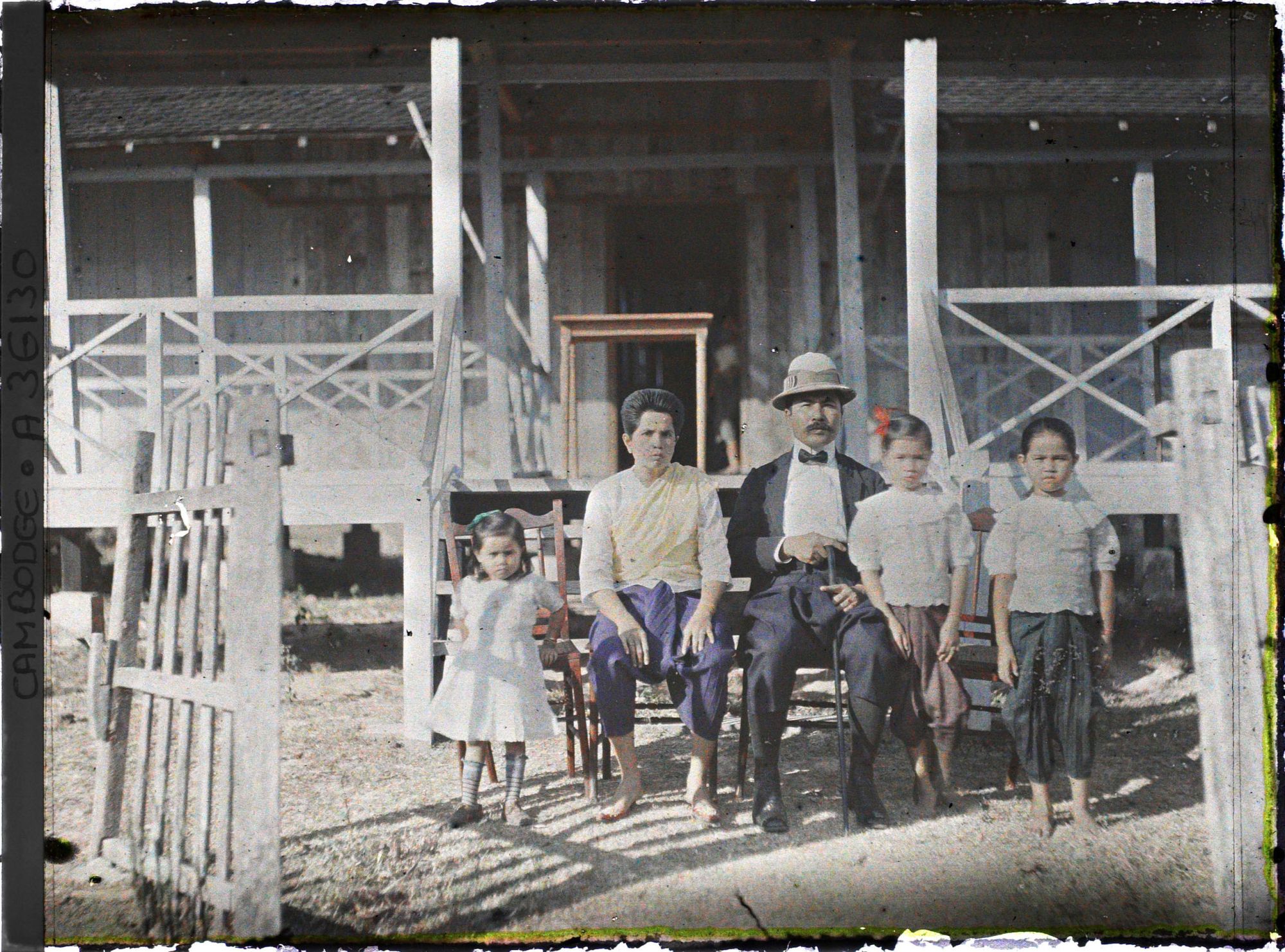 Image représentant Un fonctionnaire cambodgien et sa famille mêlant les styles de vêtements traditionnels (sampot) et occidentaux