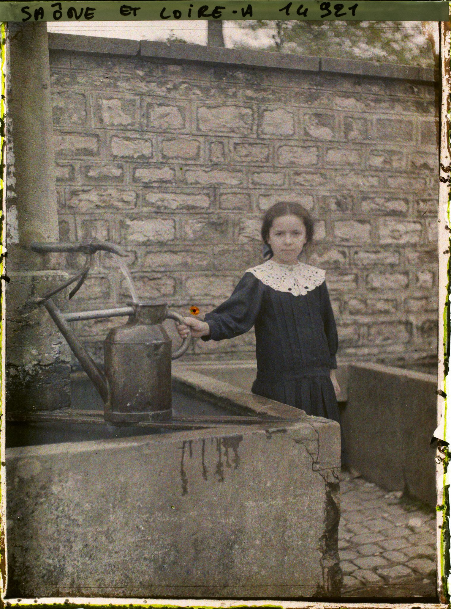 Image représentant Portrait d'Angèle Nectoux à la fontaine de la place Neuve