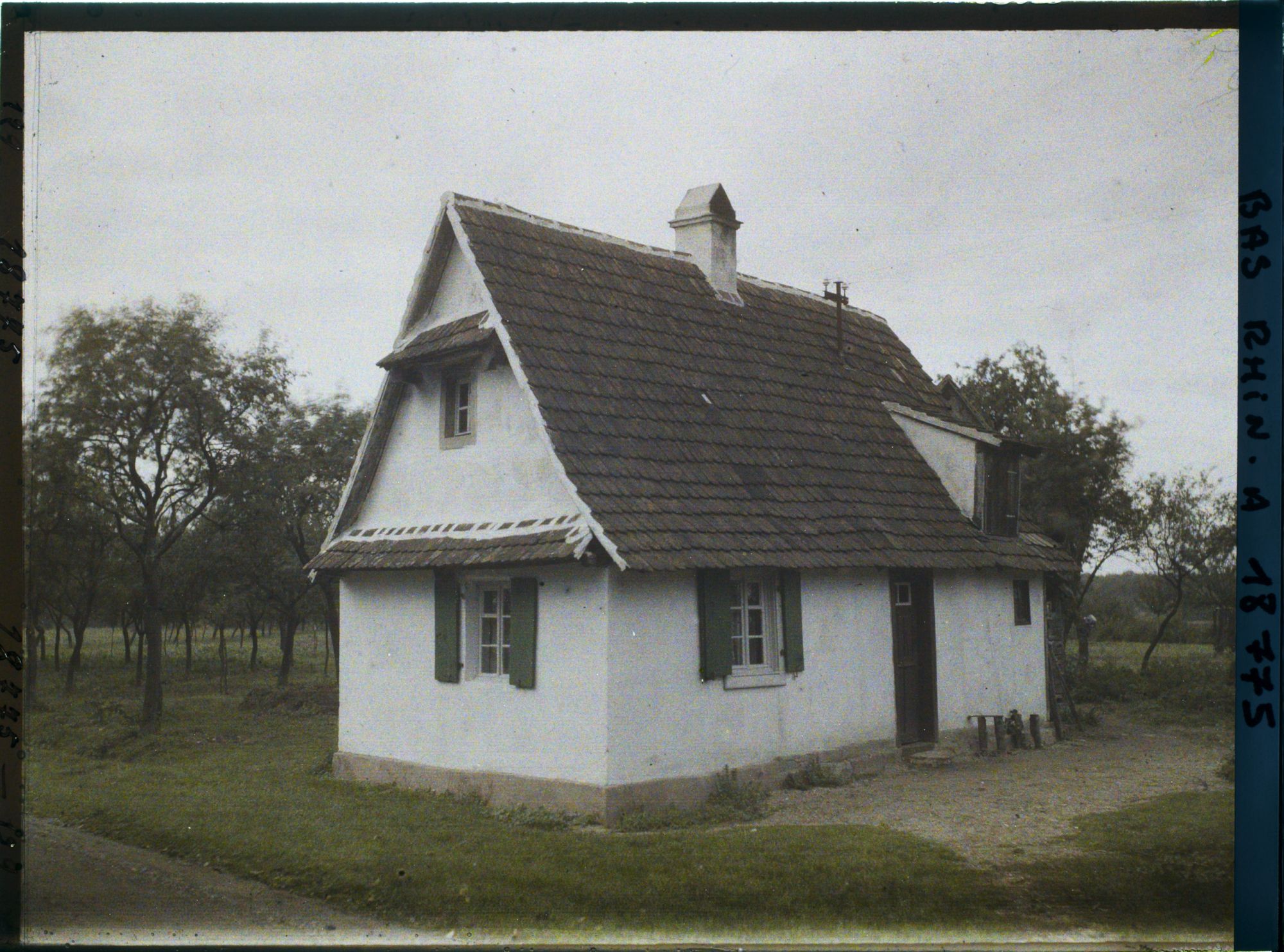 Image représentant France, Scheibenhard, Env. de Lauterbourg - Une maison avec le petit toit de la pluie