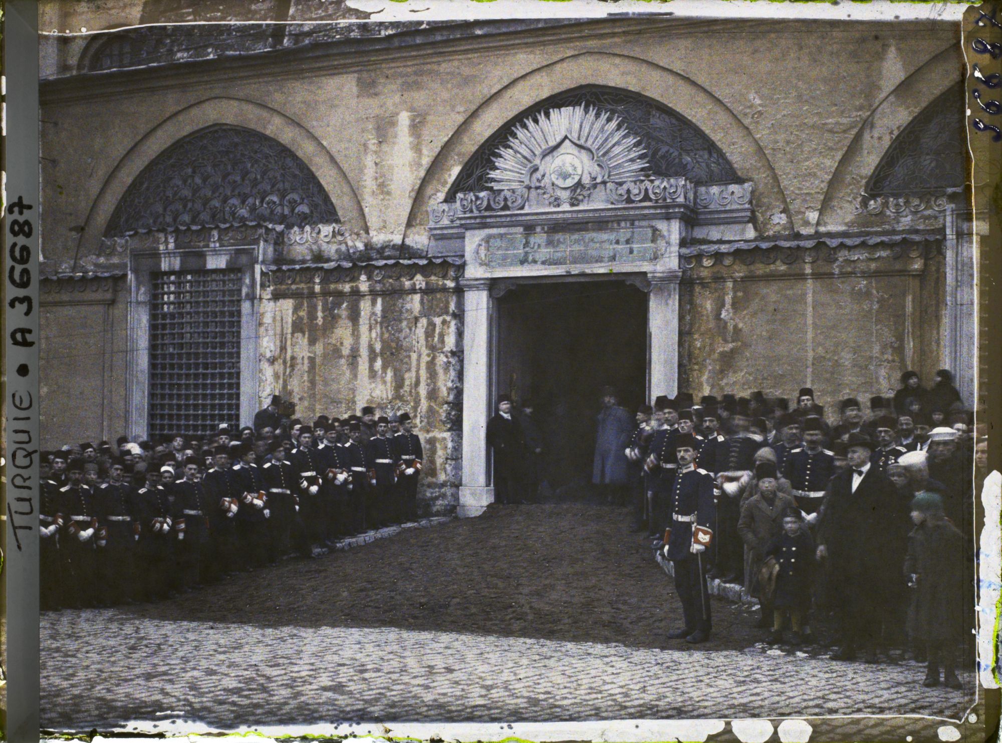 Image représentant Aya Sophia Camii ("mosquée Sainte-Sophie"), les militaires et des spectateurs attendent l'arrivée du calife Abdülmecid II, appelé Abdülmecit en turc moderne