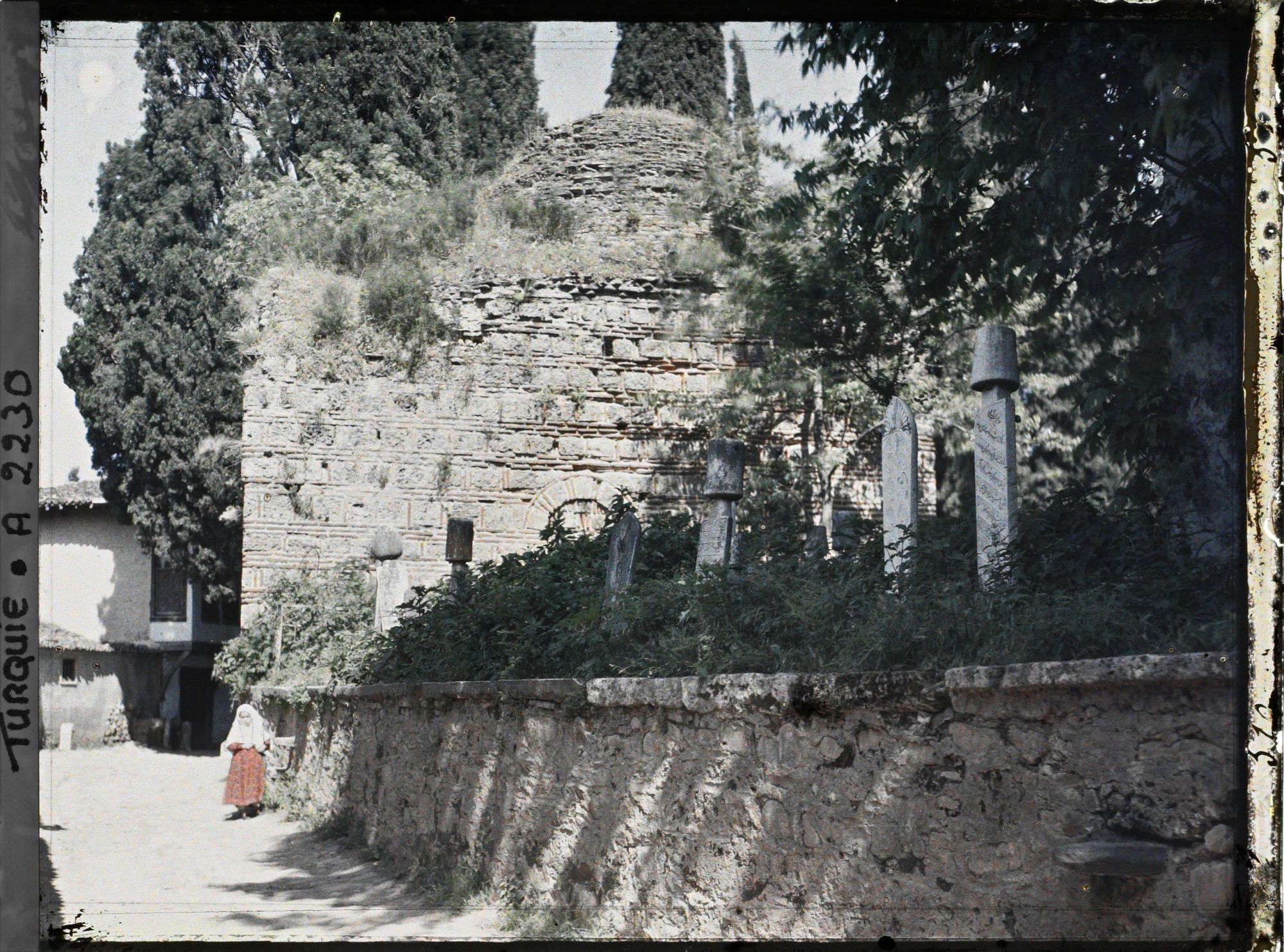 Image représentant Dans un cimetière de " Bounar Bashi ", un vieux mausolée et des stèles funéraires