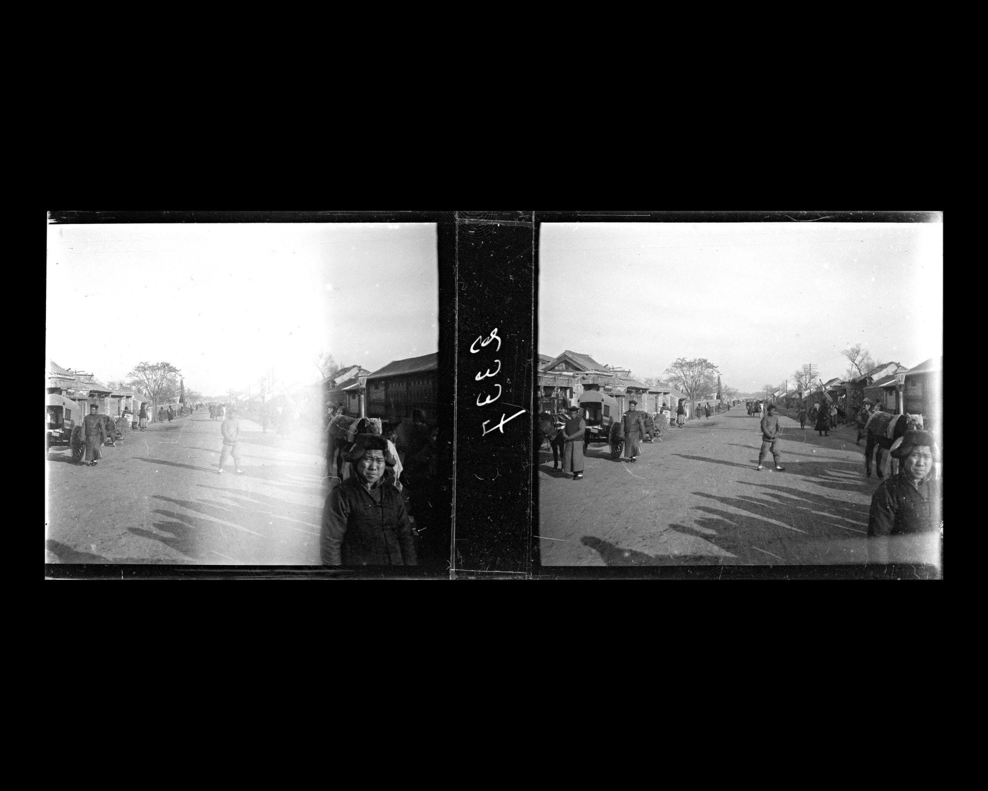 Image représentant Des passants et des véhicules attelés dans Beichizi ("section Nord des Douves")