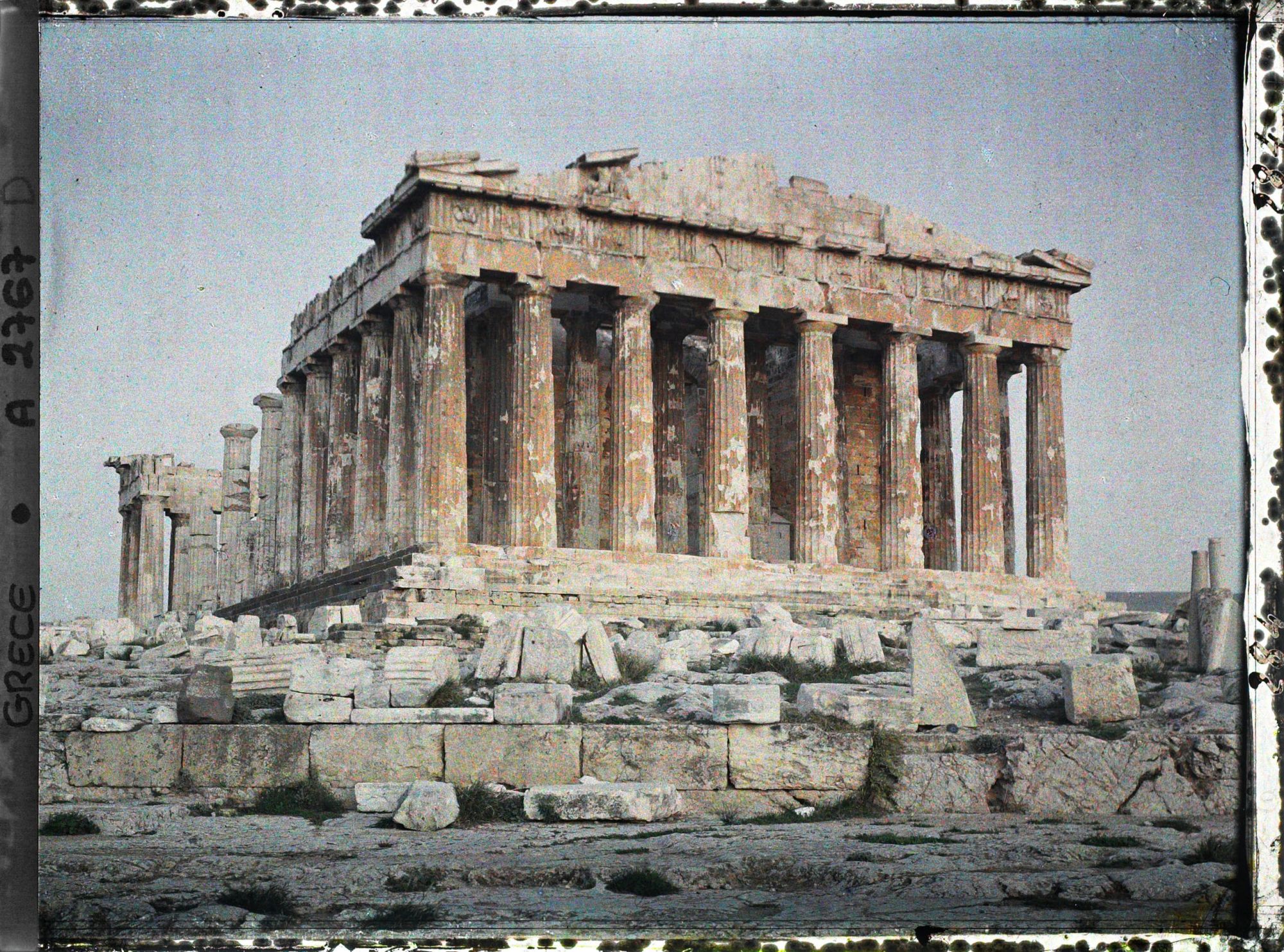 Image représentant Sur l'Acropole le Parthénon. Vue d'ensemble (avec la colonnade extérieure) du côté ouest
