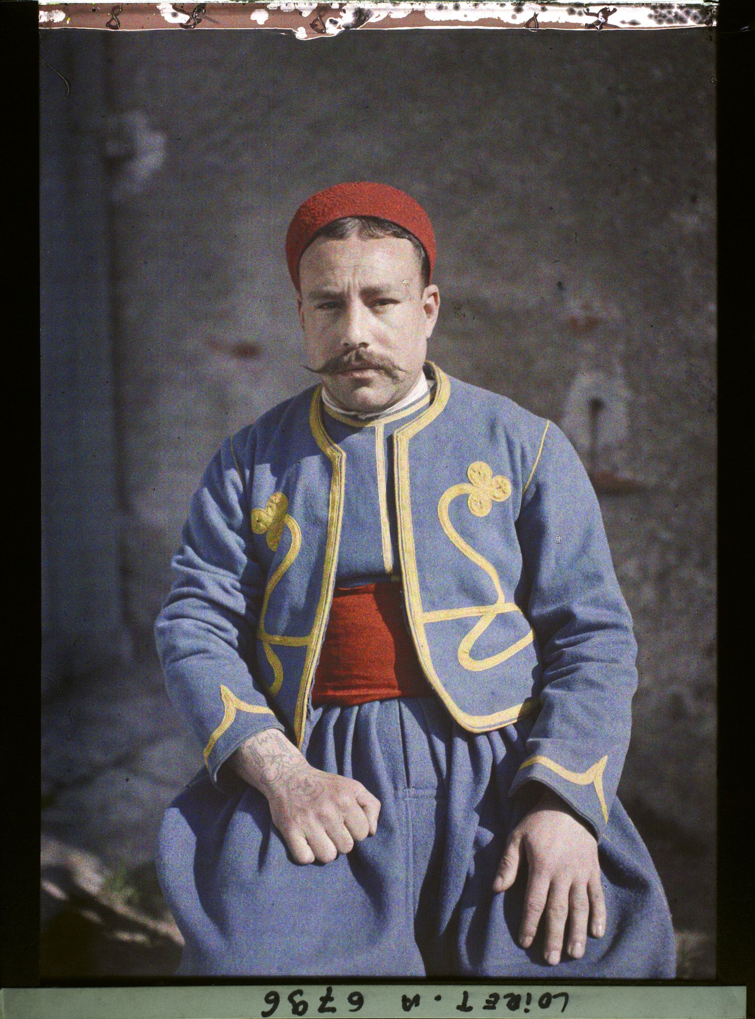 Image représentant Sara ben Mohammed, originaire de Kairouan en tenue traditionnelle, posant dans l'hôpital militaire